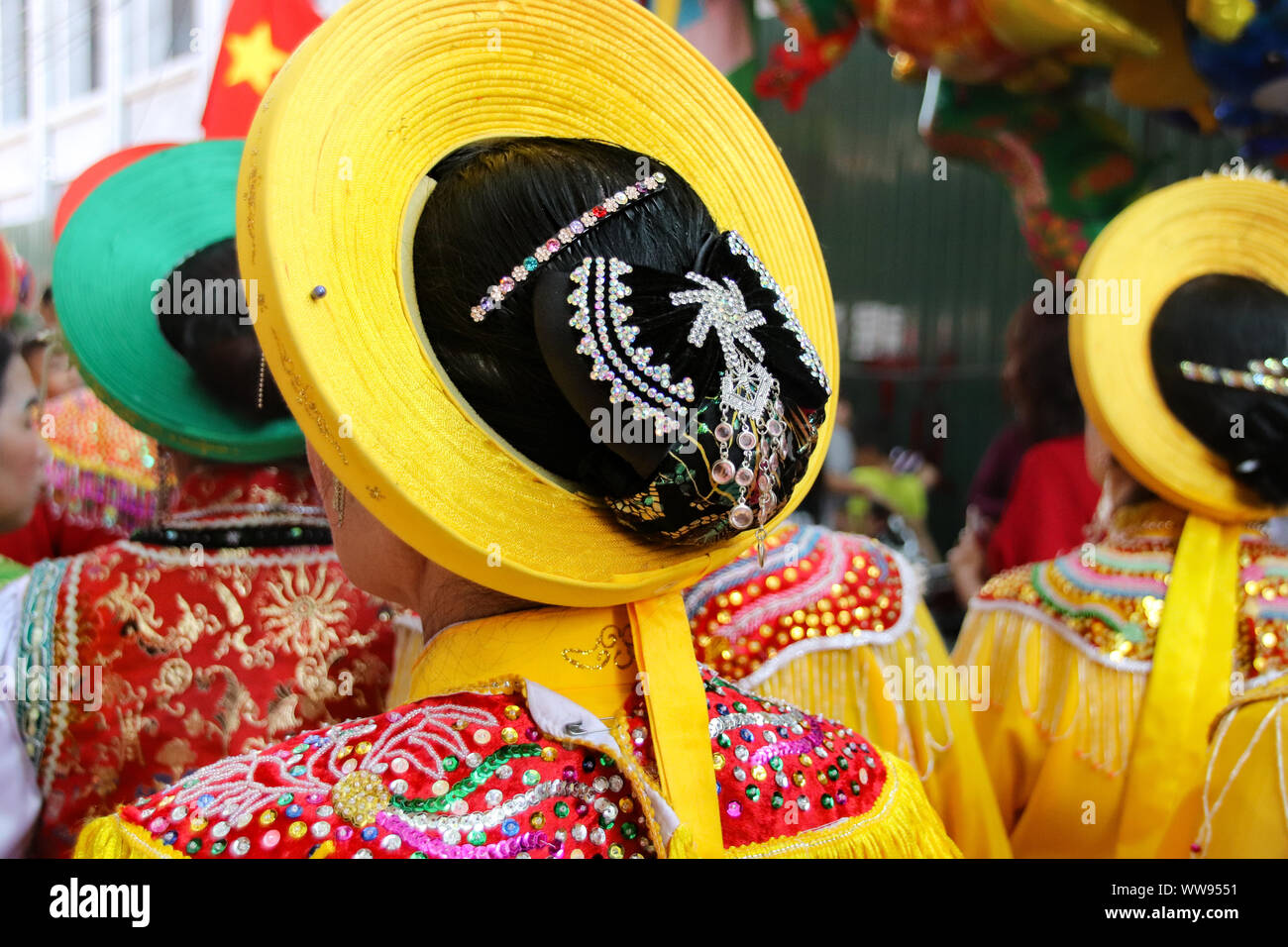 Les vietnamiennes appelées Ba Dam portant des vêtements traditionnels pendant le festival Dong Ky Firecracker ou Hoi Phao Dong Ky à bac Ninh, Vietnam Banque D'Images