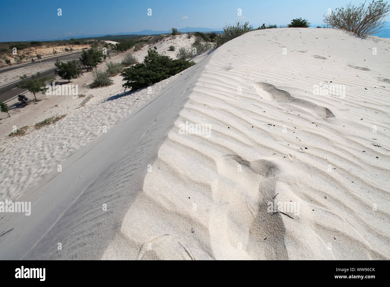 Dunes de sable blanc dans le désert de Phan ri cua, Vietnam qui est une destination touristique moins connue Banque D'Images