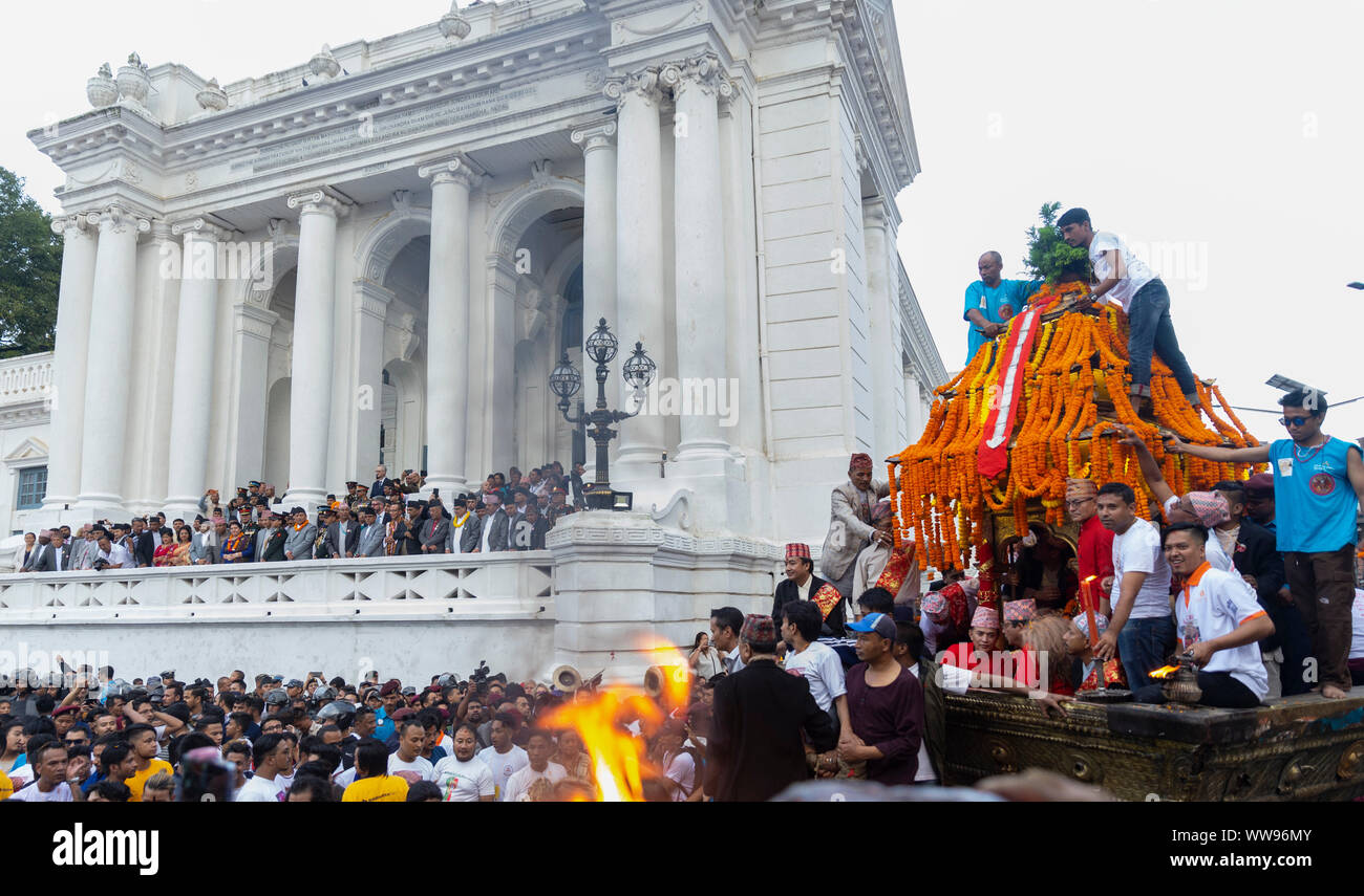 Katmandou, Népal. 13 Sep, 2019. Le président du Népal ainsi que d'autres l'autorité supérieure regarder le festival de Gaddhi Baithak.personnes célèbrent Indra Jatra à honneur Indra, roi des cieux et seigneur de la pluie, sur le jour principal du char de Dieu Kumari, Ganesh et Bhairav est tiré autour des lieux de basantapur. Credit : SOPA/Alamy Images Limited Live News Banque D'Images