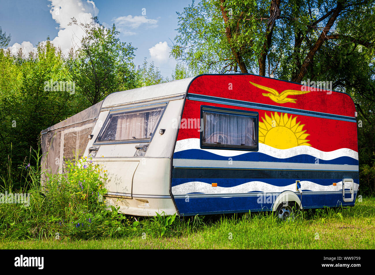 Une voiture remorque, d'une autocaravane, peint dans le drapeau national de Kiribati est stationné dans une zone montagneuse. Le concept du transport routier, du commerce, de l'exportation Banque D'Images