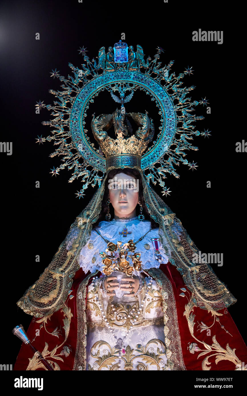 Mostoles, Espagne. Sep 12, 2019. L'image de la Vierge Marie (Nuestra Senora de los Santos) au cours de sa traditionnelle procession avec Saint Simon de Rojas. La procession a été célébrée dans la ville depuis le 16ème siècle et est une attraction touristique dans la région. Credit : SOPA/Alamy Images Limited Live News Banque D'Images