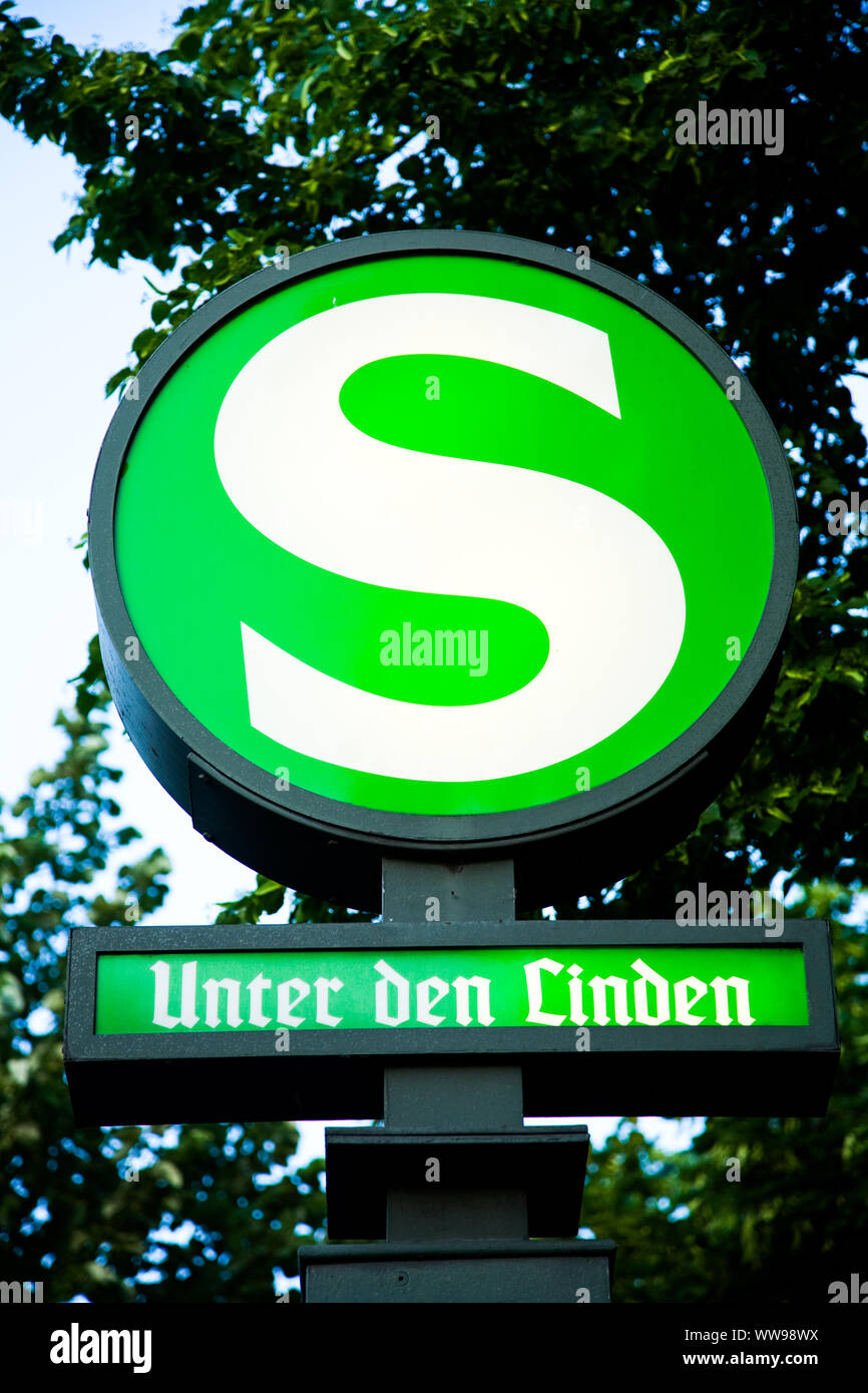 U-Bahn signe indiquant une station à Unter den Linden à Berlin Allemagne Banque D'Images