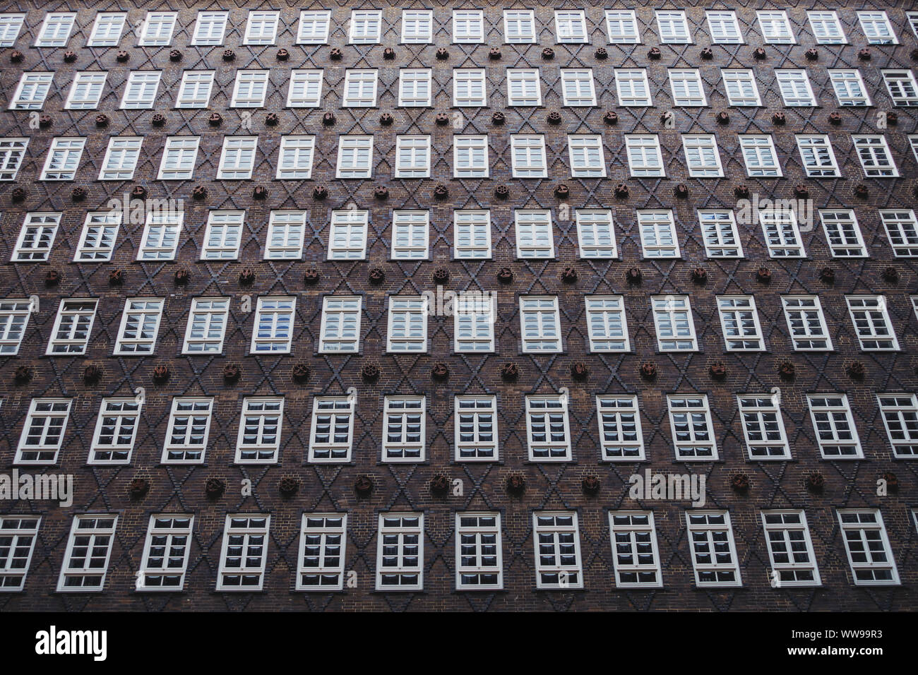 Les vastes rangées de fenêtres dans la cour de l'immeuble Sprinkenhof à Hambourg, Allemagne. Conçu par Fritz Höger et achevé en 1943 Banque D'Images