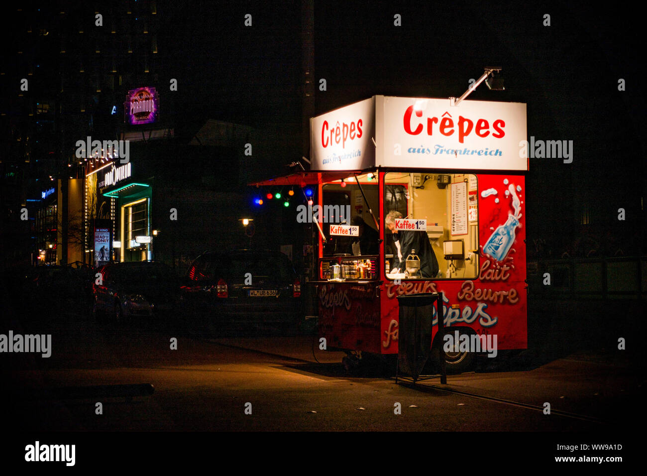 Une crêpe mobile panier fournissant des collations pour les fêtards du samedi soir sur la Reeperbahn à Hambourg, Allemagne Banque D'Images