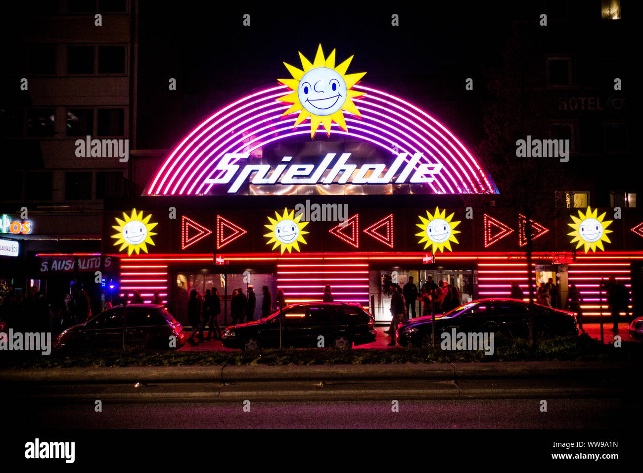 L'entrée de néon lumineux MERKUR Spielhalle Spielothek / jeux vidéo vu la nuit sur la Reeperbahn, Hambourg, Allemagne Banque D'Images