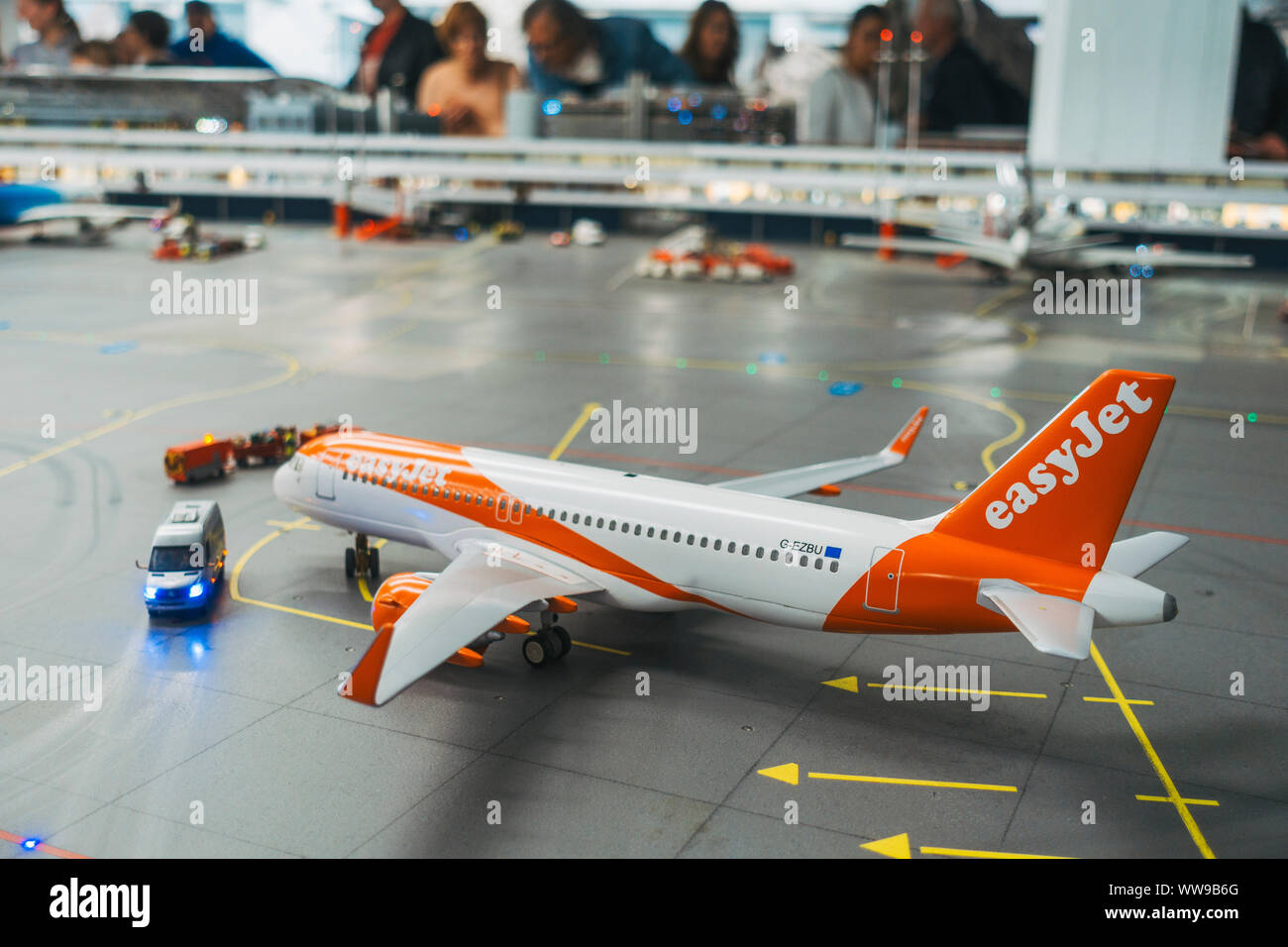 Un modèle à l'échelle de l'Airbus A320 d'easyJet se trouve garé sur le tarmac de l'aéroport à Knuffingen célèbre Miniatur Wunderland à Hambourg Banque D'Images