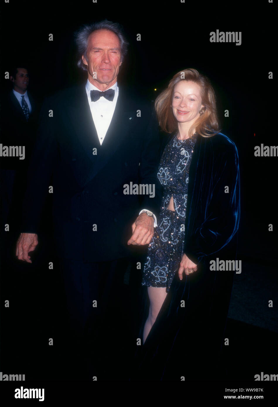 Century City, Californie, USA 7 décembre 1994 l'acteur et réalisateur Clint Eastwood et l'actrice Frances Fisher assister à la cinquième Conférence annuelle de Feu et Glace la balle au profit de l'UCLA/Revlon Women's Cancer Research Program le 7 décembre 1994 à 20e siècle Fox Studios à Century City, Californie, USA. Photo de Barry King/Alamy Stock Photo Banque D'Images