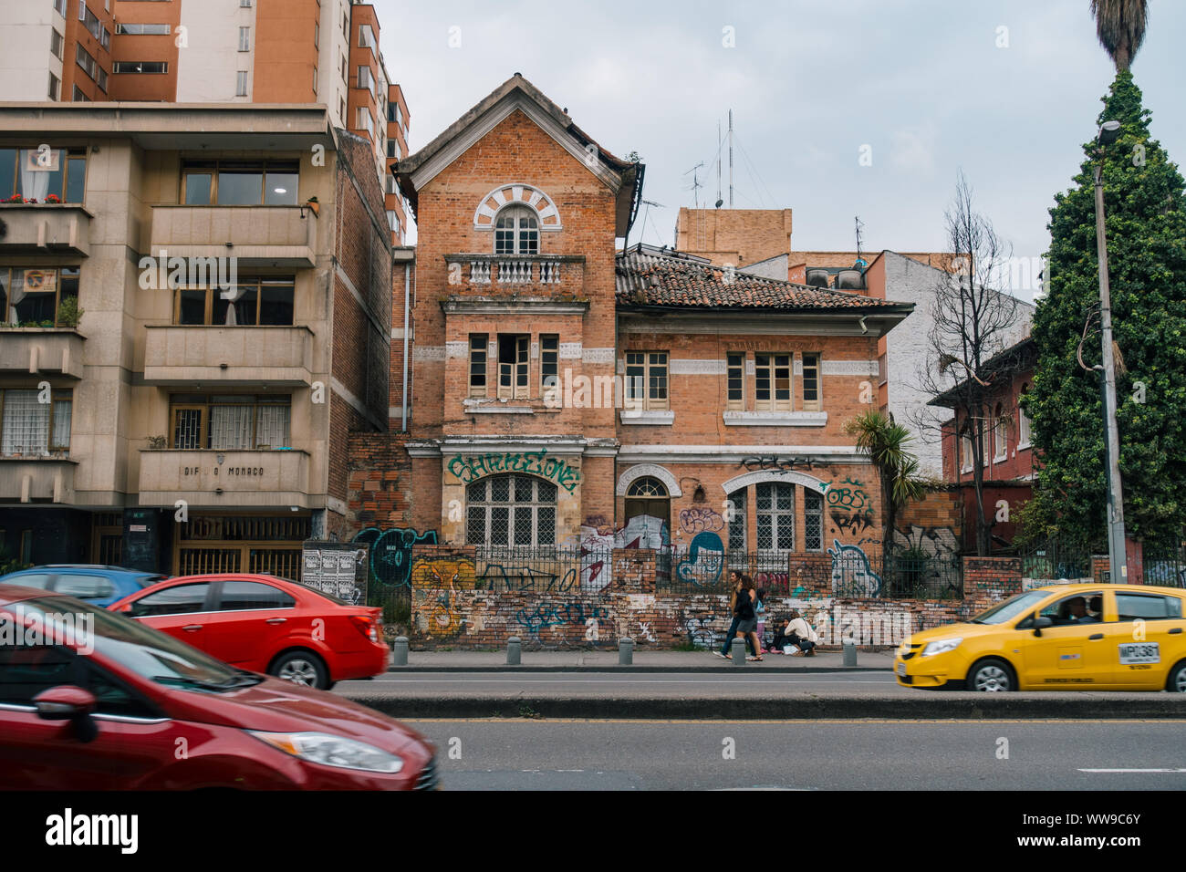 Une maison de style colonial espagnol se distingue dans une longue Bogota, Bogota, Colombie Banque D'Images