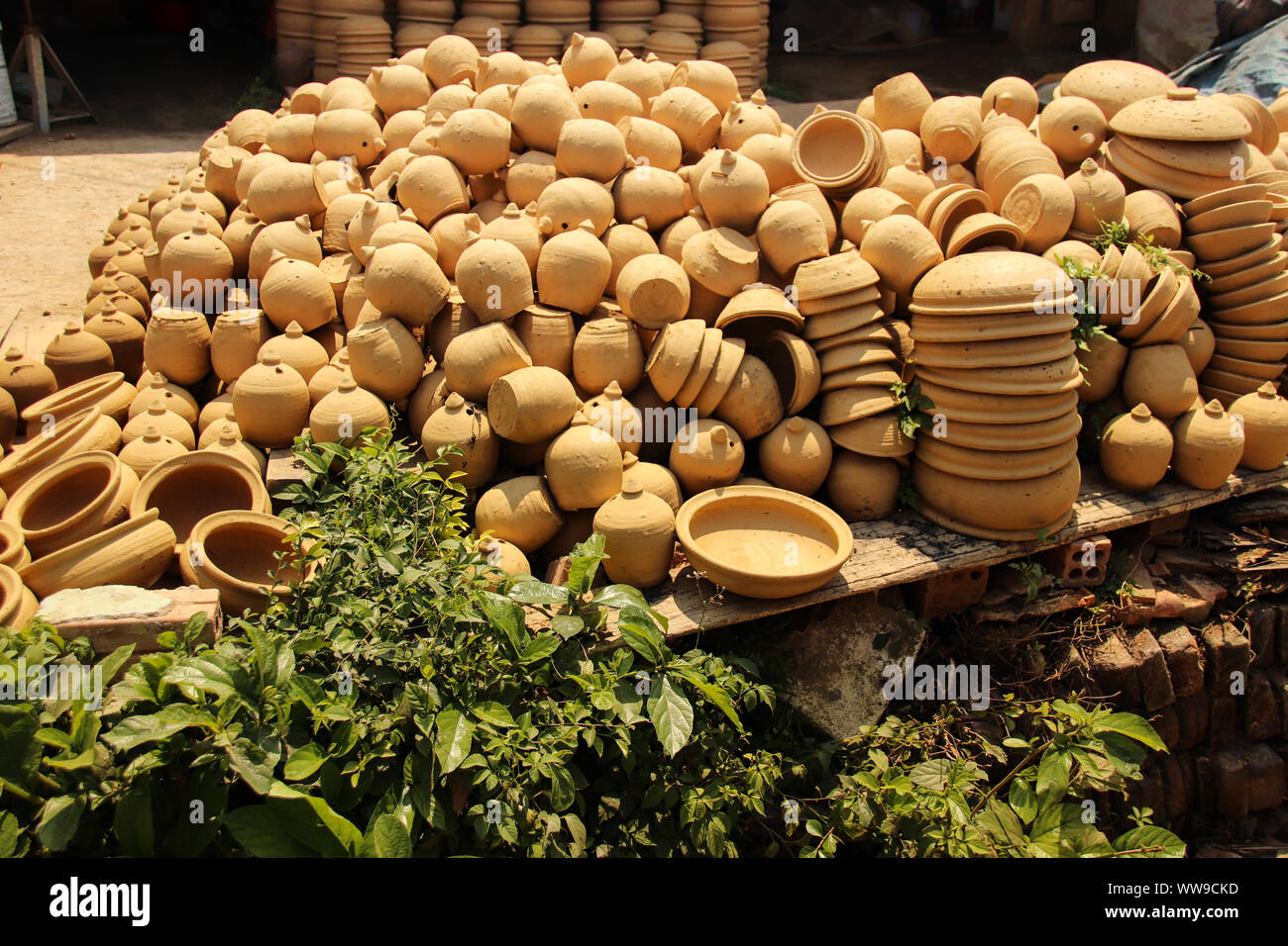 Poterie argile vendus comme souvenirs aux touristes au village de poterie de Thanh Ha Hoi An, Vietnam Banque D'Images