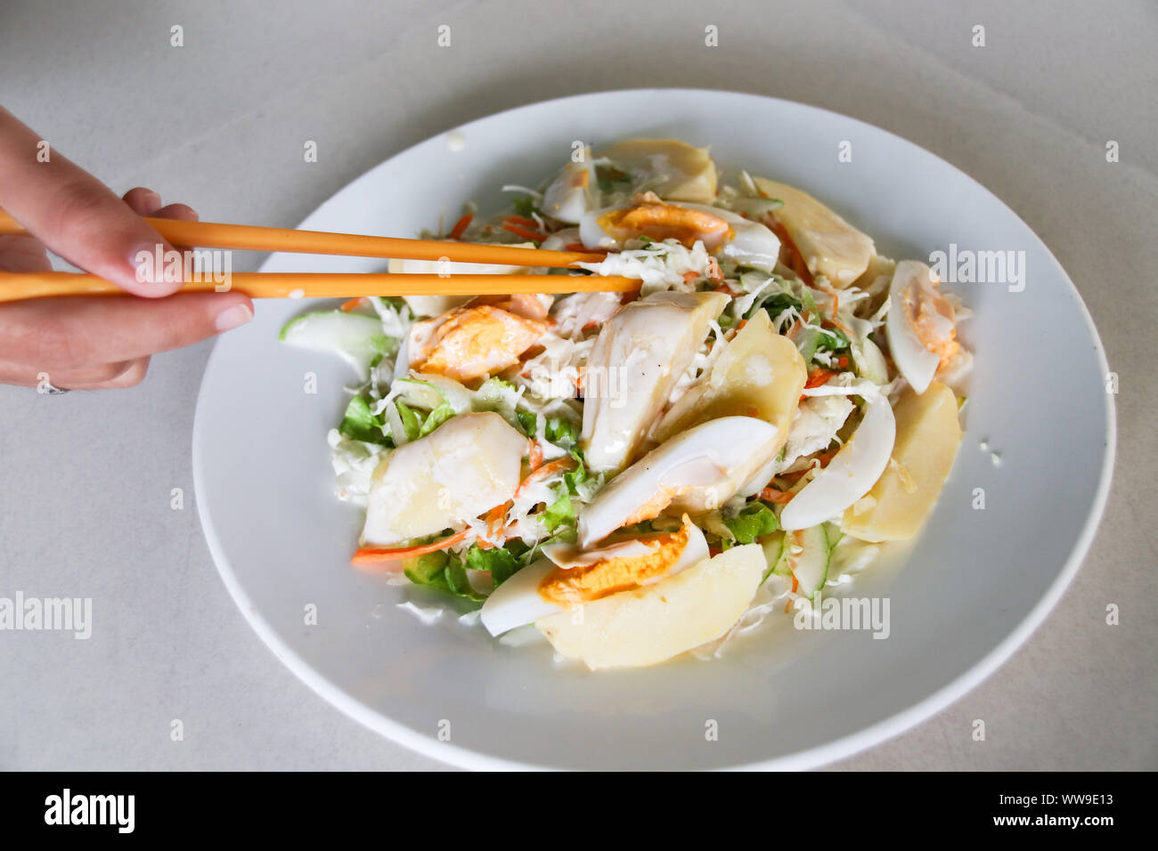 Les pommes de terre et salade aux oeufs dans le cadre de la diète cétonique Banque D'Images