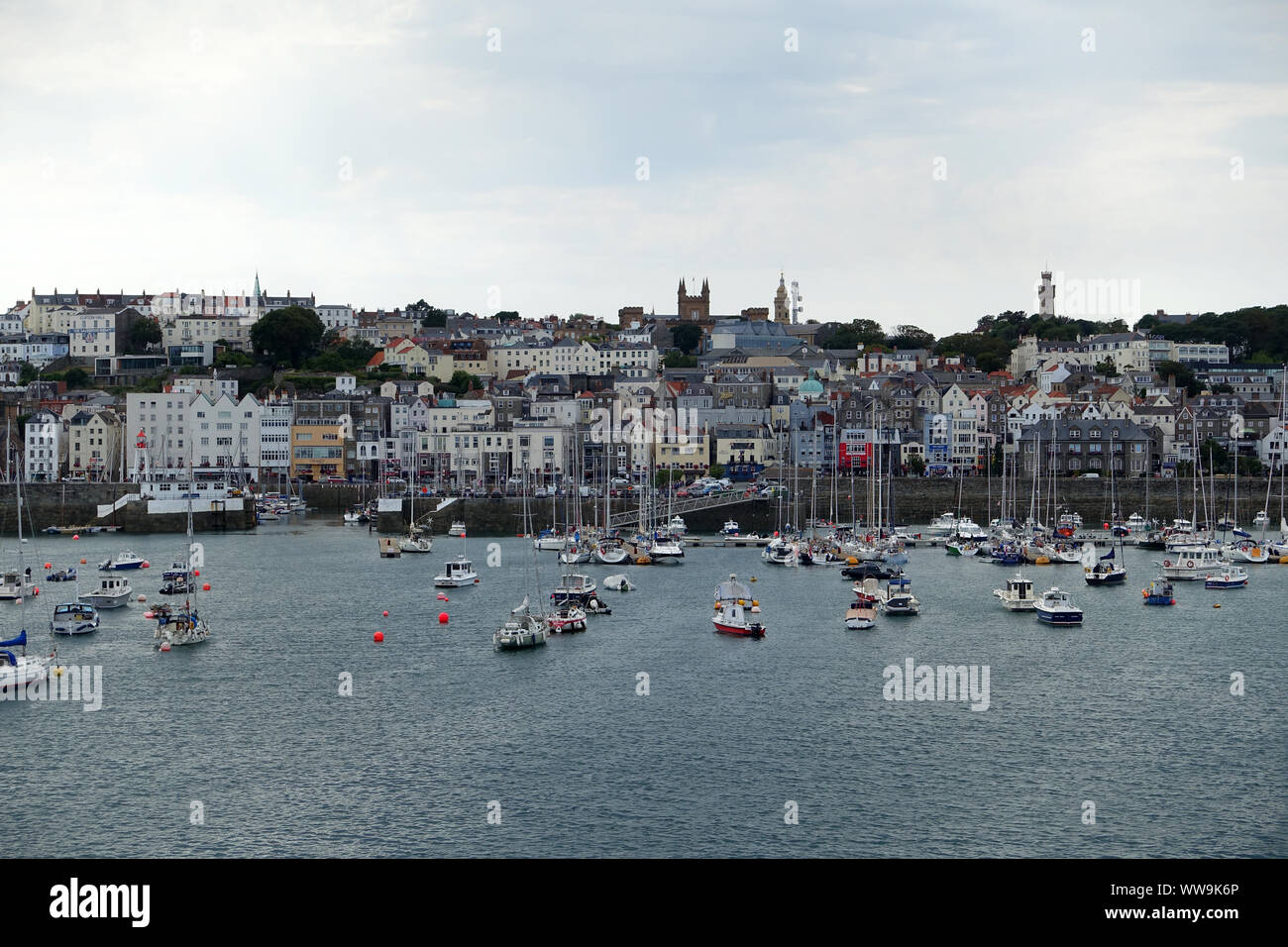 St Peter Port, Guernsey 25 Juillet 2019 : Le port de St Peter Port à Guernesey sur un sombre jour étés nuageux Banque D'Images