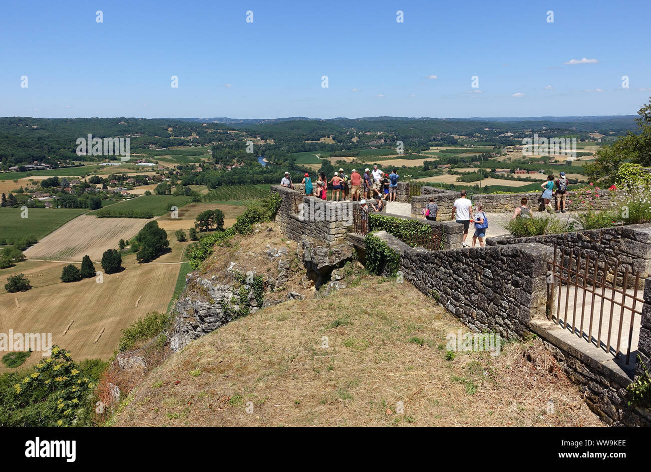 Domme, France 15 Juillet 2019 : les touristes debout sur une plate-forme d'observation surplombant la Dordogne à partir de la ville de Domme en France Banque D'Images