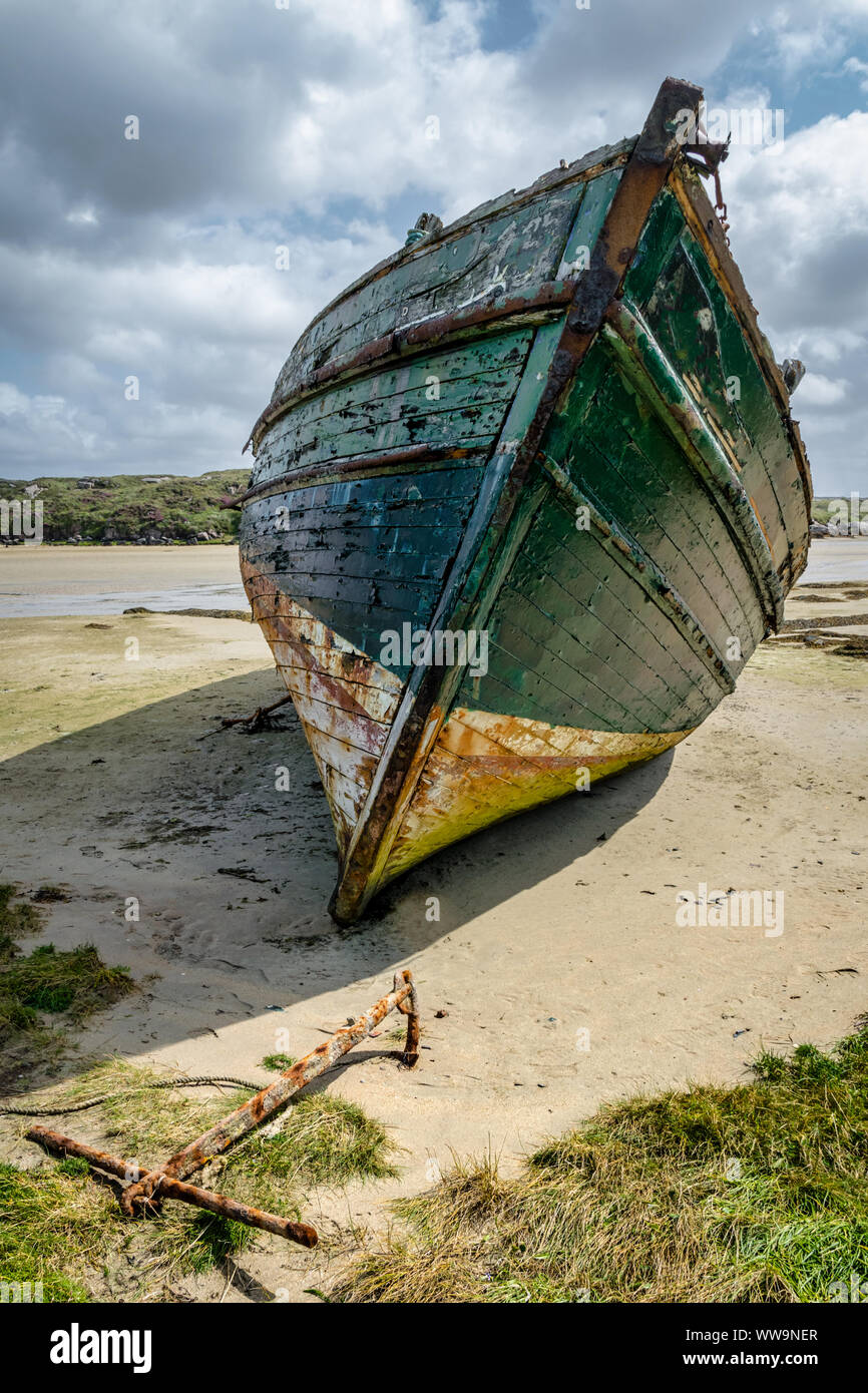 C'est un oublié l'épave d'un vieux bateau de pêche en bois sur une plage à Donegal Irlande Banque D'Images