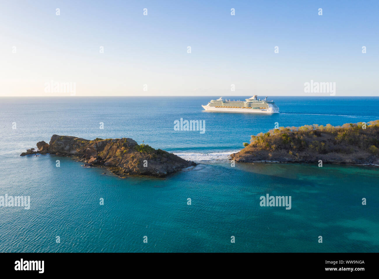 Vue aérienne du navire de croisière de luxe dans les mer des Caraïbes, Antilles, Amérique Centrale Banque D'Images