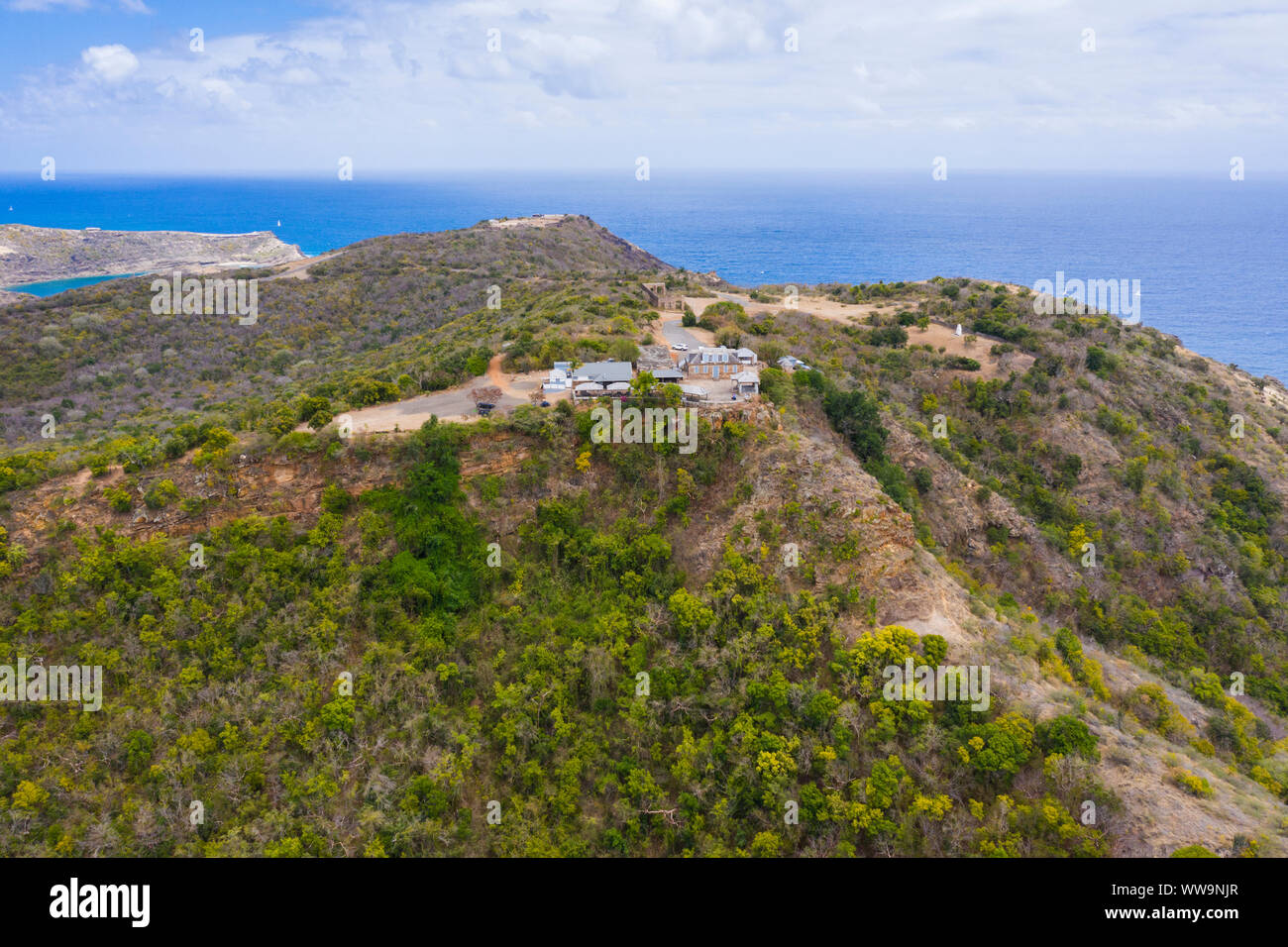 Vue aérienne de l'Shirley Heights Belvedere sur une colline avec English Harbour tout au fond, Antigua, Caraïbes, Antilles Banque D'Images