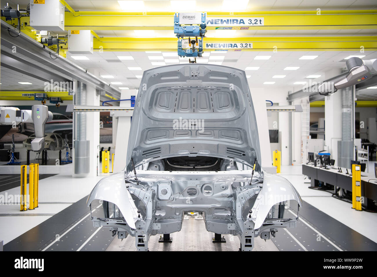 Stuttgart, Allemagne. 09Th Sep 2019. Le corps d'un Taycan est sous le contrôle de la qualité pendant un spectacle d'ouverture de la production La production de l'Taycan Porsche, le constructeur de voitures de sport d'abord du modèle tout-électrique. Crédit : Sébastien Gollnow/dpa/Alamy Live News Banque D'Images