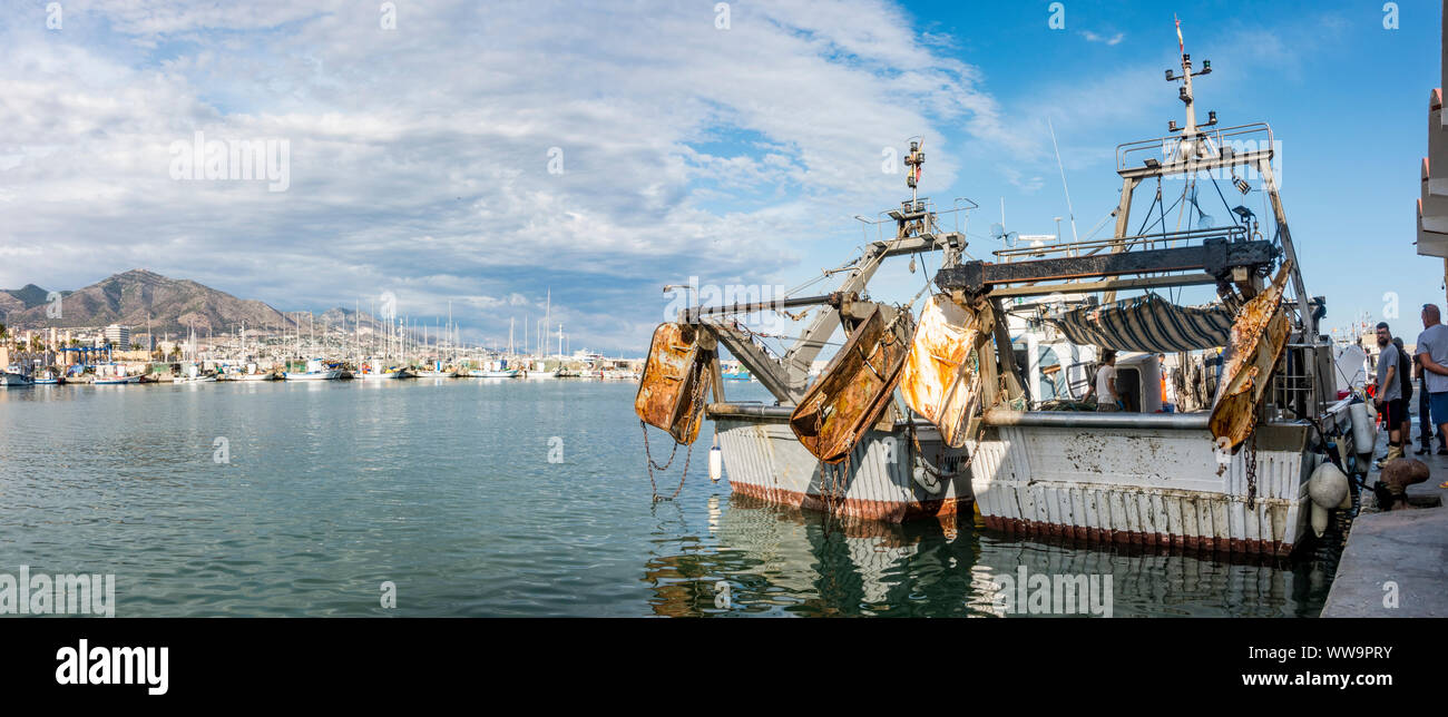 Bateaux de pêche commerciale qui arrivent au port de Malaga, Andalousie, espagne. Banque D'Images