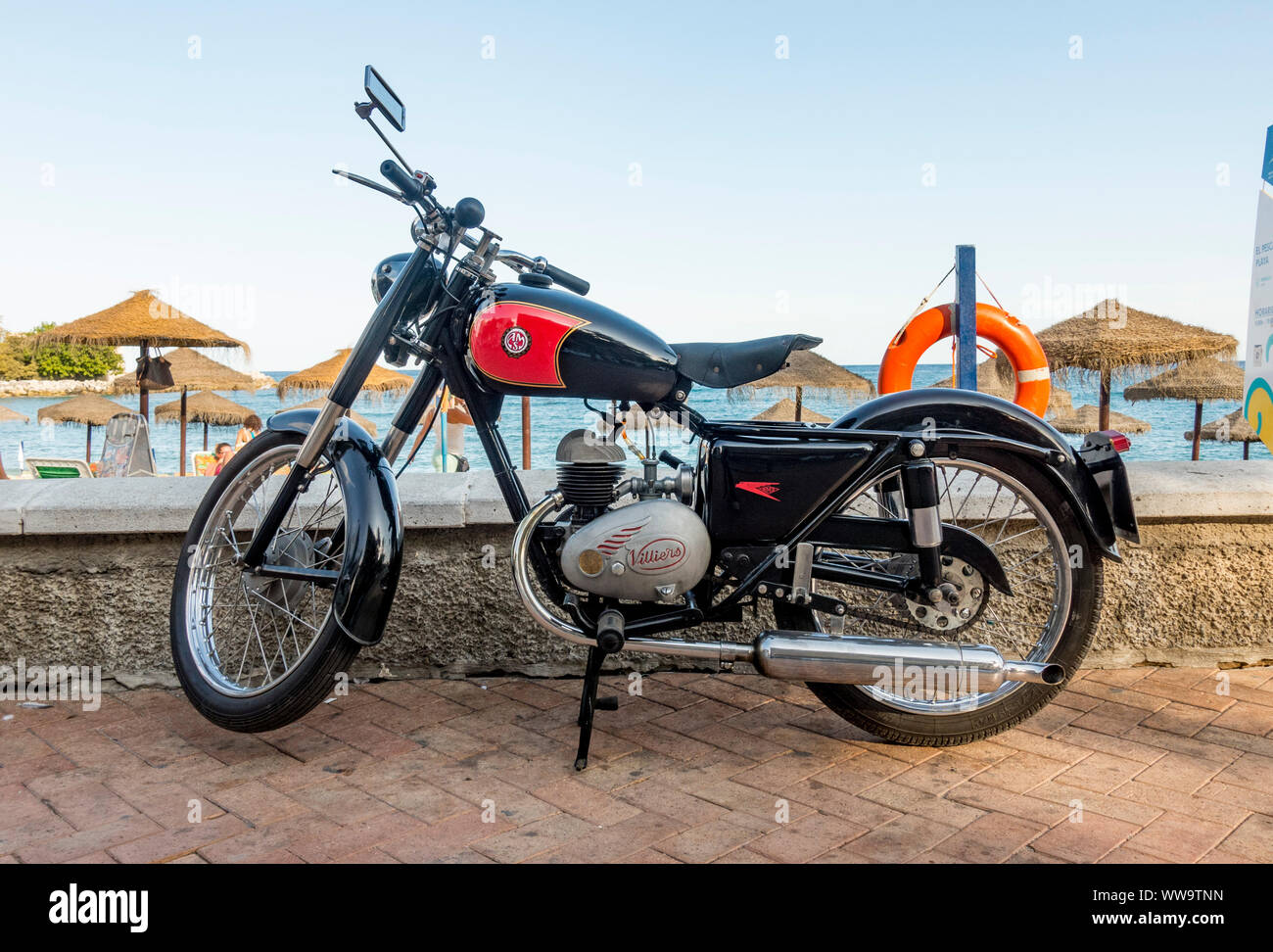 Hispano Villiers, vélo espagnol classique garée à la plage, Espagne. Banque D'Images