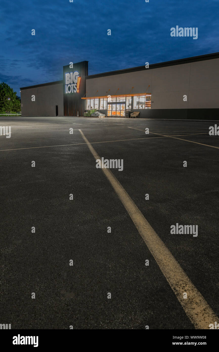 New Hartford, NY - 09 septembre 2019 : extérieur Vue de nuit sur Big Lots escompte au détail Magasin. Il s'agit d'une chaîne de magasins d'escompte vendre de la nourriture, des meubles d'un Banque D'Images