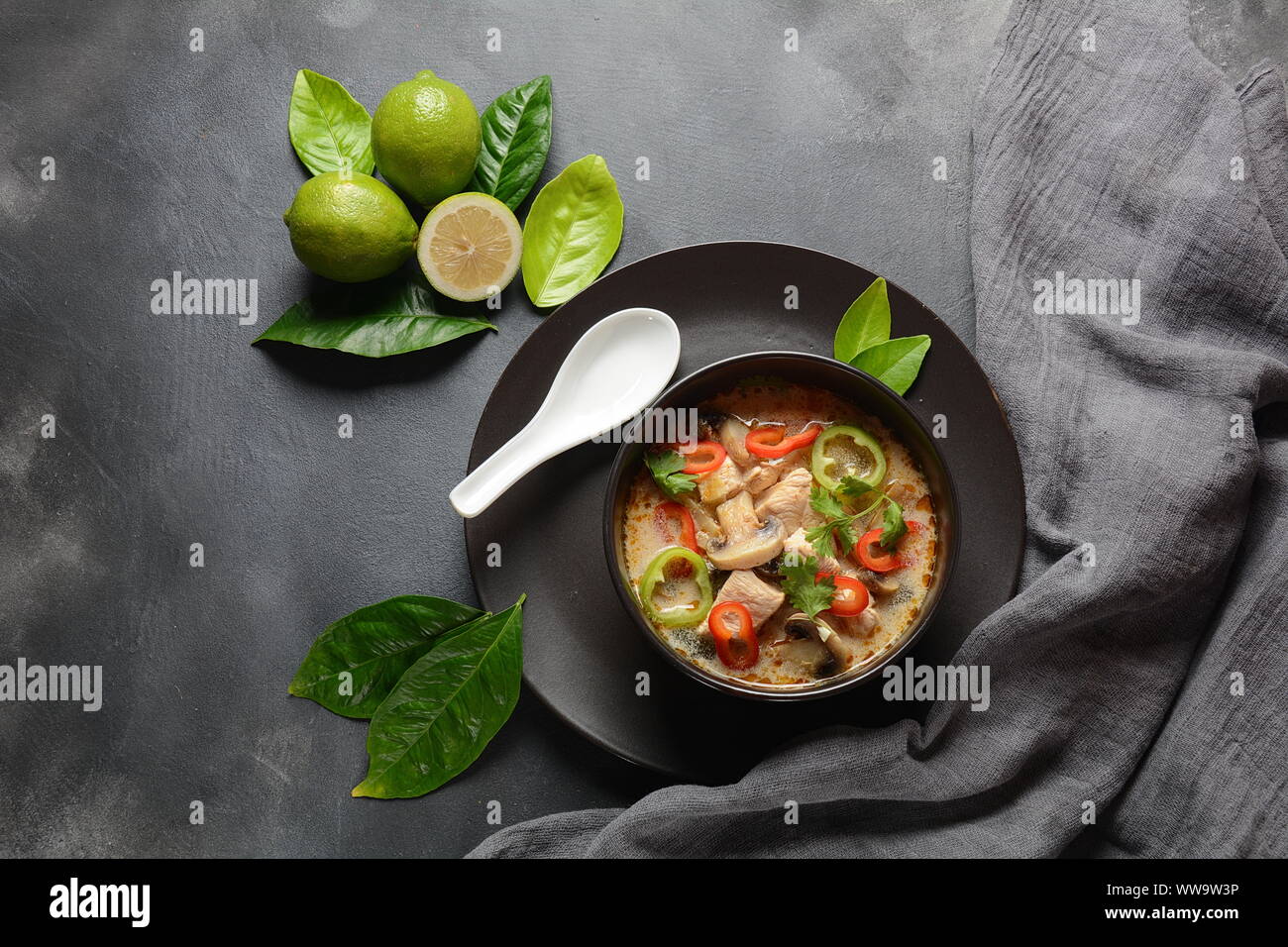 Soupe thaïlandaise au lait de coco - Tom Kha Gai avec poulet, champignons, galangal, feuilles de lime, citronnelle, piments. Cuisine thaïlandaise concept alimentaire Banque D'Images