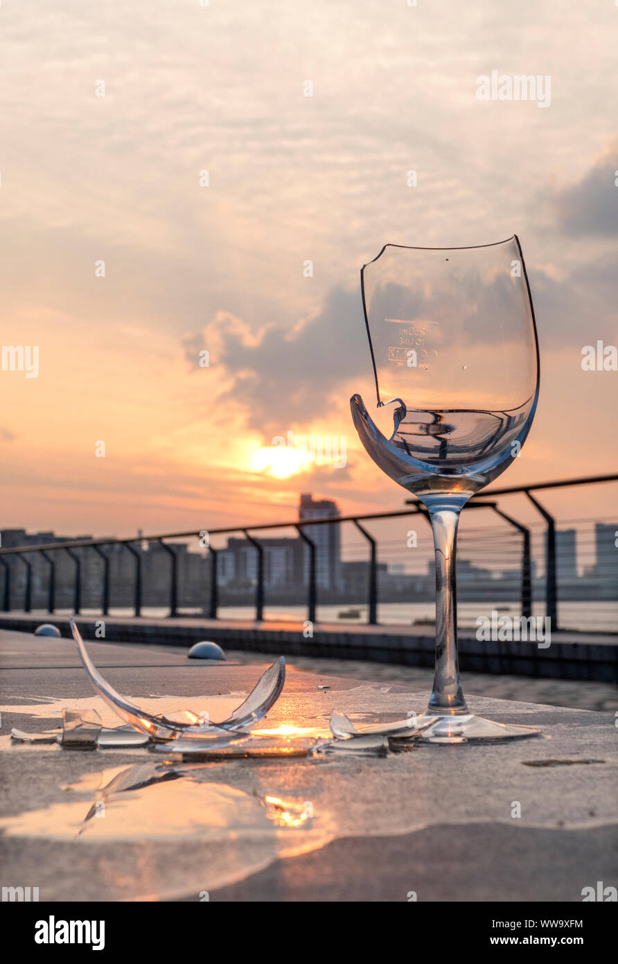 Verre à vin cassé Banque D'Images