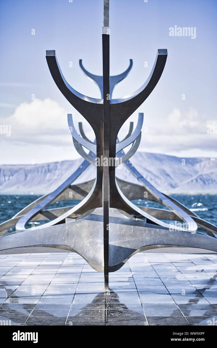 Le soleil Voyager est une sculpture par Jón Gunnar Árnason, situé à côté de la route Saebraut à Reykjavík, Islande. Bien Voyager est décrit comme un dreamboat, Banque D'Images