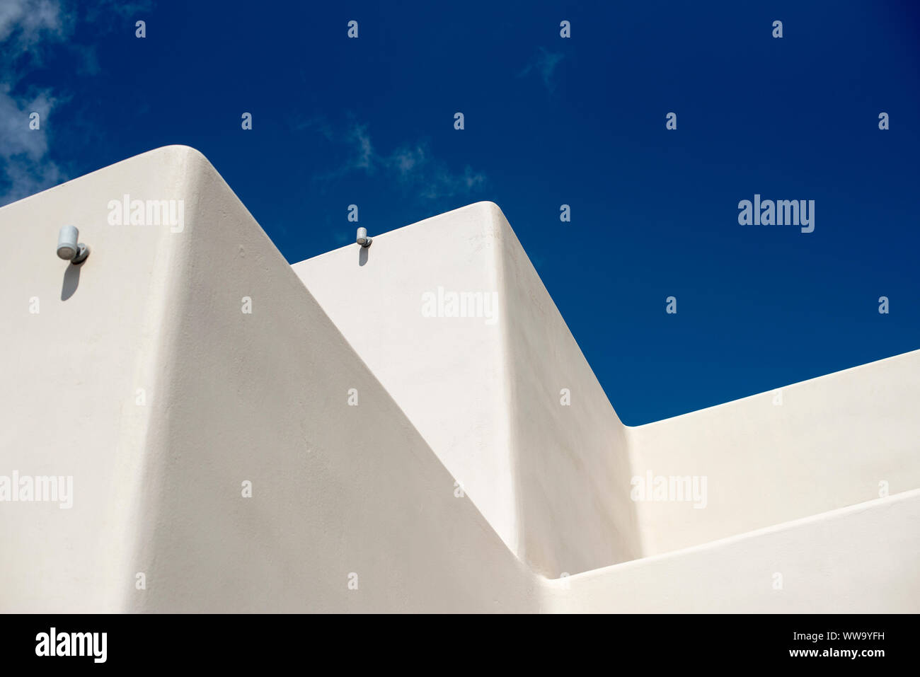 Santorin, Grèce - 25 juin 2018 : une architecture traditionnelle avec un éclairage moderne en dessous d'un ciel bleu à Santorin. Banque D'Images