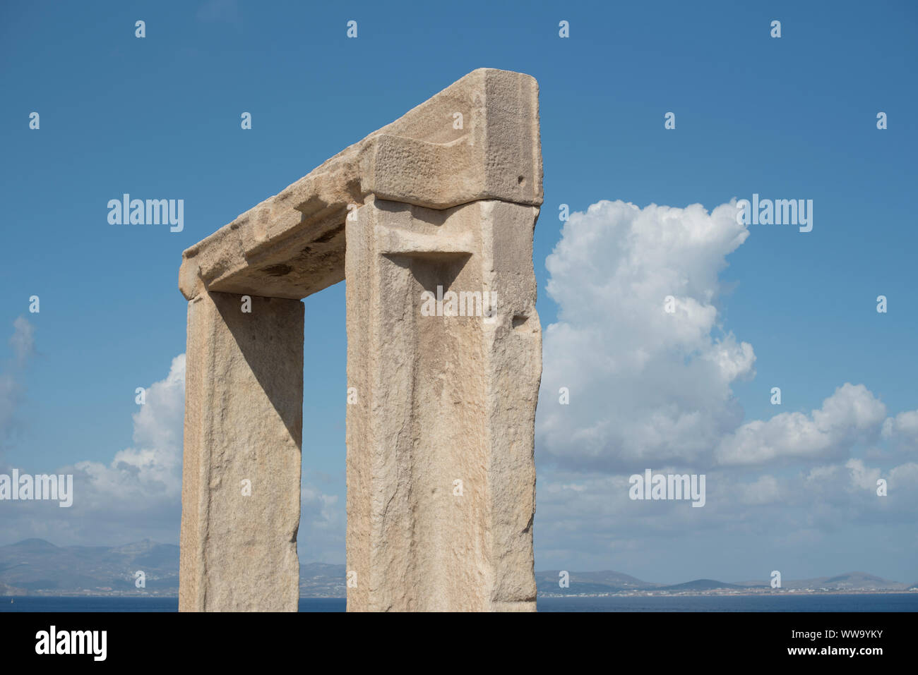 Naxos, Grèce - 27 juin 2018 : Le soleil brille sur la porte d'Apollon sur l'île de Naxos, un endroit populaire auprès des touristes à la Grèce. Banque D'Images