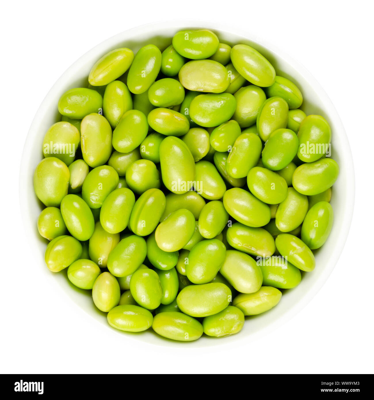 Edamame. Le soja vert blanc dans un bol. Mukimame non mûres, les graines de soja à l'extérieur de la gousse. Glycine max, une légumineuse, comestibles après cuisson et une source de protéines. Banque D'Images