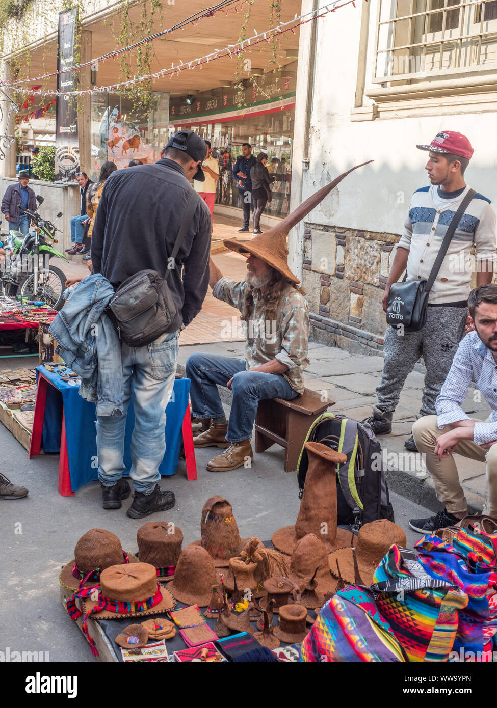 Bogota, Colombie, 23 Novembre 2018 : Vendeur de sacs colorés et chapeaux marron sur la rue de Bogotá dans le quartier de La Candelaria. L'Amérique du Sud Banque D'Images