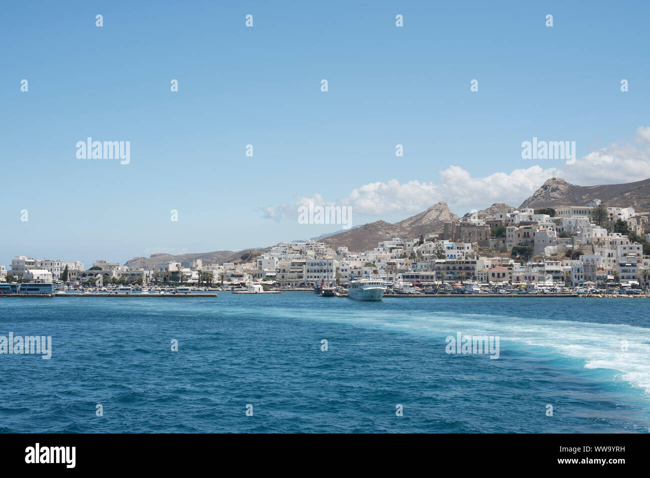 Naxos, Grèce - 28 juin 2018 : de l'eau bleu entoure la ville de Naxos, Grèce. Banque D'Images