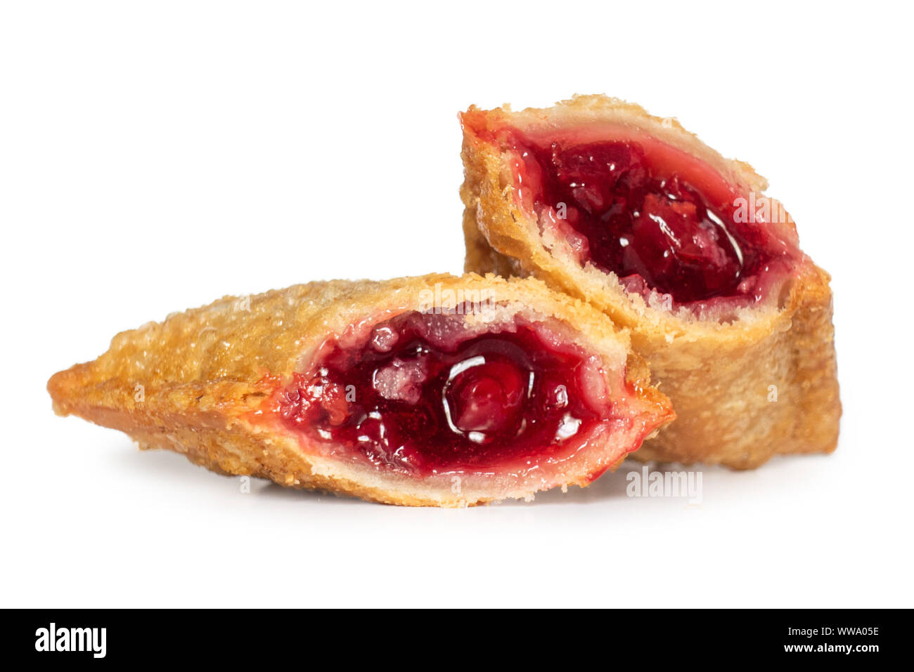 Une vue en coupe de la Tarte aux cerises chaud de McDonald's à Tbilissi, Géorgie. Cerises, sauce, à l'intérieur d'une pâte et frits Banque D'Images