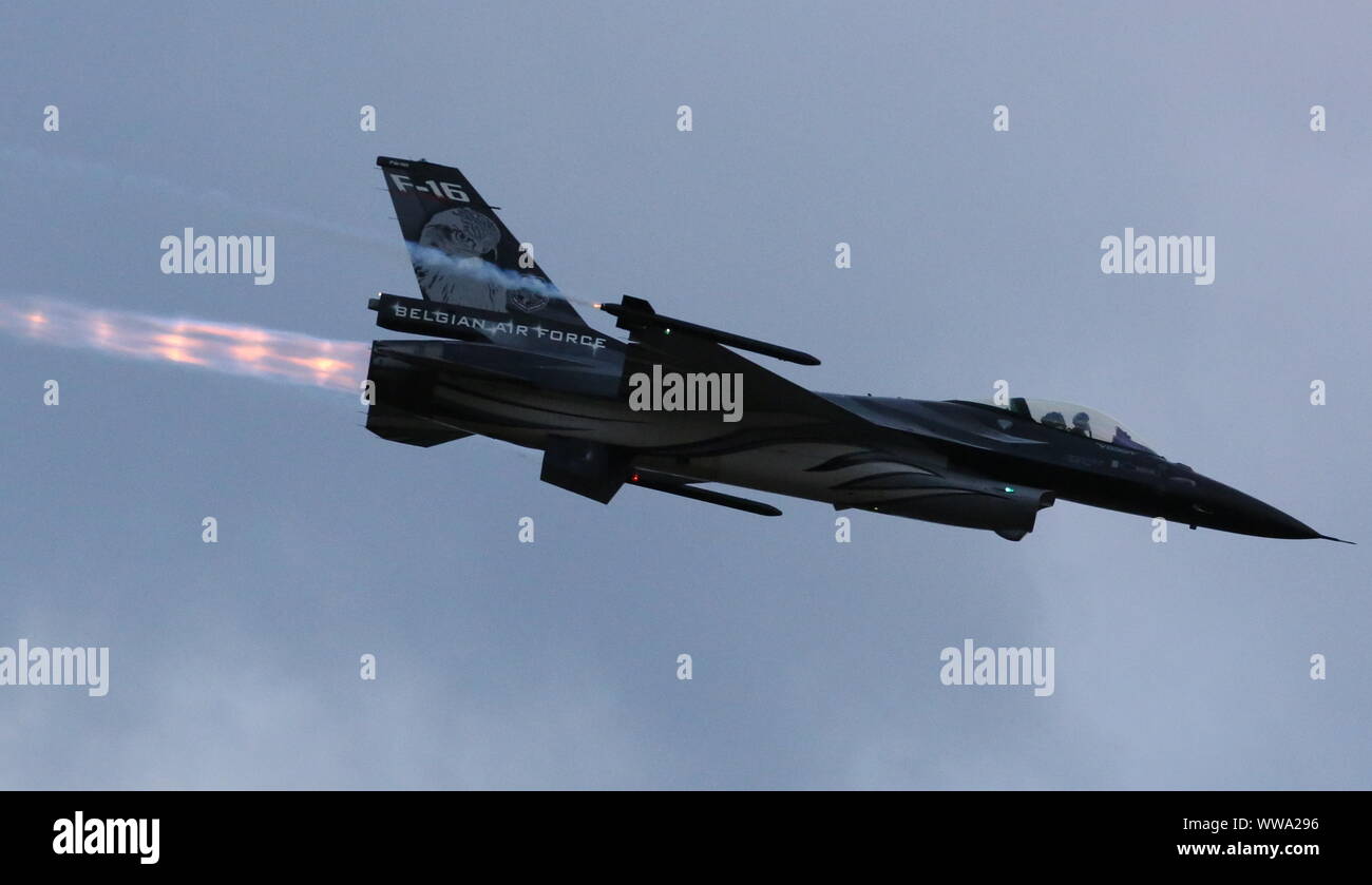 Bruxelles, Belgique. 13 Sep, 2019. Un avion de chasse F-16 de la Force Aérienne Belge vole à l'Sanicole Sunset Airshow dans Hechtel, Belgique, le 13 septembre 2019. Credit : Wang Xiaojun/Xinhua/Alamy Live News Banque D'Images