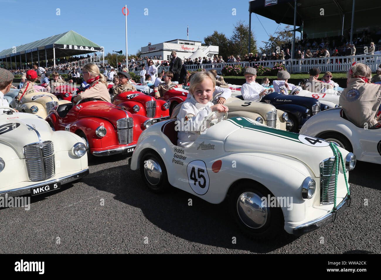 Goodwood, West Sussex, UK. 14 septembre 2019. Merci d'avoir atteint les concurrents à l'arrivée de la Austin J40 coupe voiture de course pédale Settrington partie 1 au Goodwood Revival à Goodwood, West Sussex, UK. © Malcolm Greig/Alamy Live News Banque D'Images