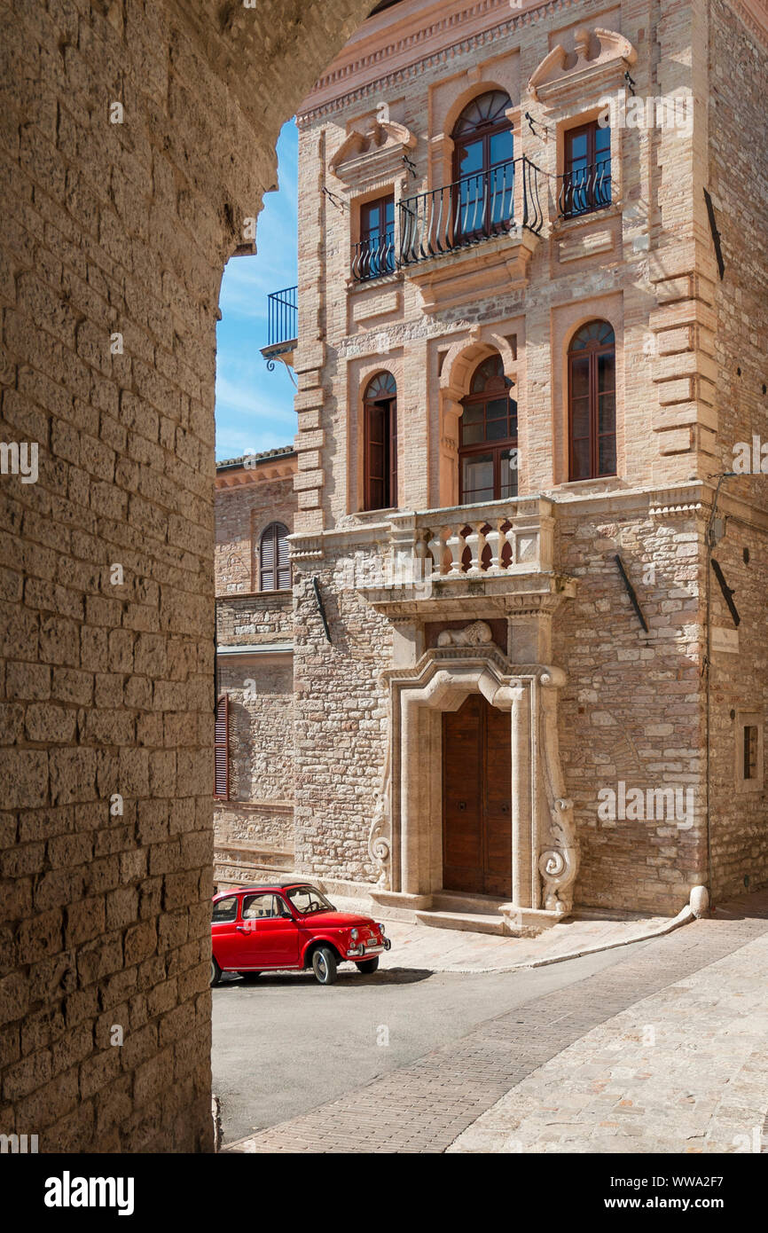 Vintage rouge voiture Fiat 500 italiennes dans une ruelle à l'intérieur italien Assisi Banque D'Images