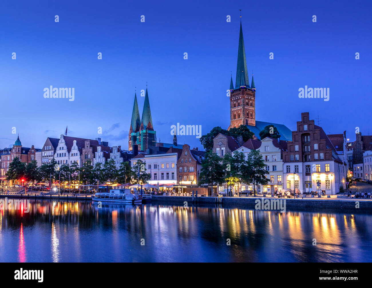 Lübeck, Allemagne du nord, panorama à heure bleue avec des réflexions Banque D'Images