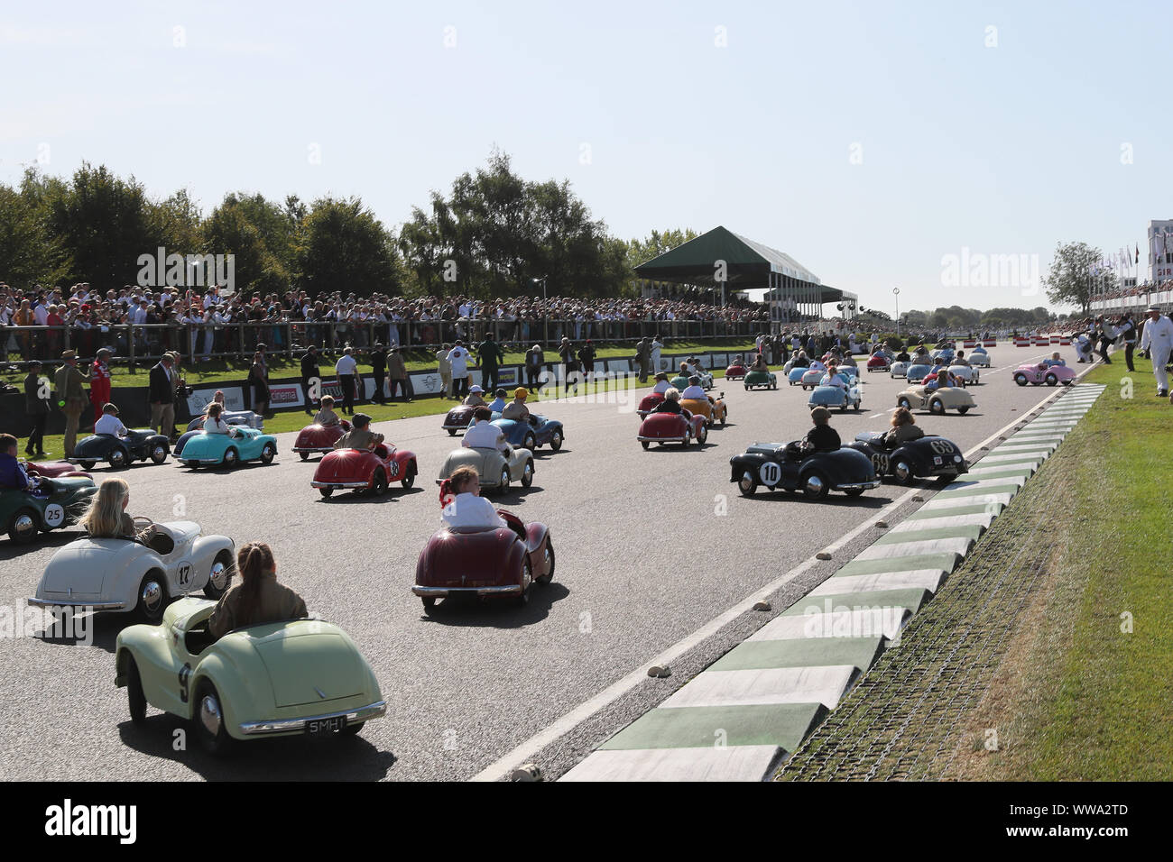 Goodwood, West Sussex, UK. 14 septembre 2019. Les concurrents quittent la ligne de départ dans l'Austin J40 coupe voiture de course pédale Settrington partie 1 au Goodwood Revival à Goodwood, West Sussex, UK. © Malcolm Greig/Alamy Live News Banque D'Images