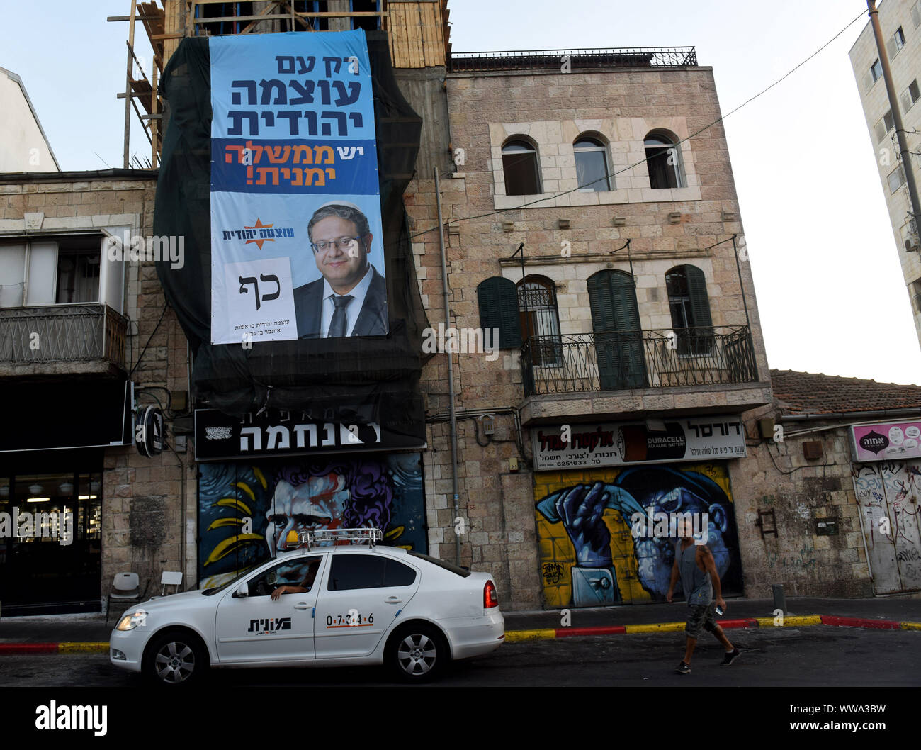 Une affiche électorale avec une photo d'Itamar Ben-Gvir, chef du parti d'extrême droite israélienne Yehudit Otzma, pend à Jérusalem, le vendredi 13 septembre, 2019. Les plus récents sondages montrent le Premier Ministre Benjamin Netanyahu et Benny Gantz à égalité la race, comme les Israéliens votent le 17 septembre, pour la deuxième fois en cinq mois, après PM Netanyahu n'a pas réussi à former un gouvernement de coalition. Photo par Debbie Hill/UPI Banque D'Images