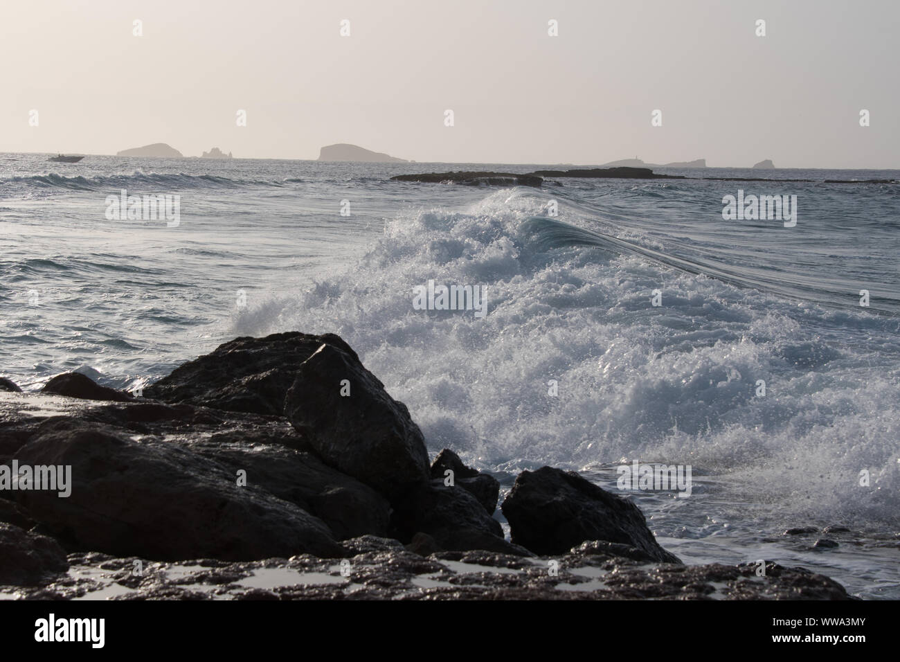 Ibiza/Espagne - 12 septembre 2019 : mer ondulée à l'avant de petites îles à cala de comte Banque D'Images