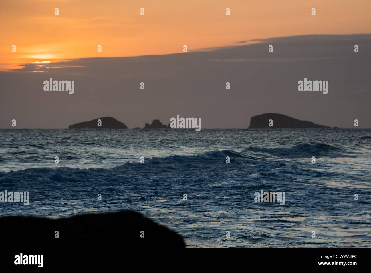 Ibiza/Espagne - 12 septembre 2019 : coucher de soleil sur la plage de cala de comte sur une mer ondulée Banque D'Images