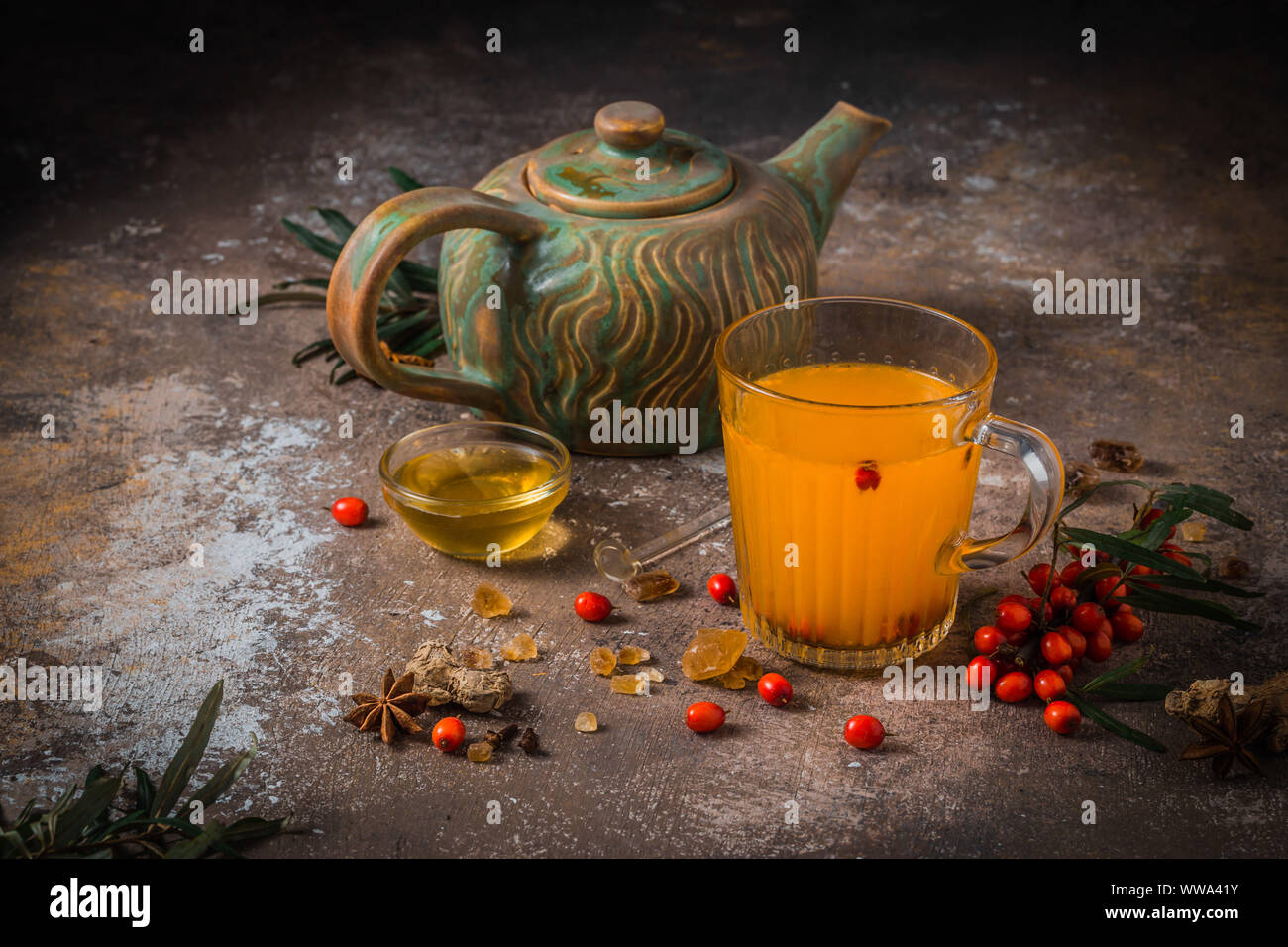 Plateau de fruits d'automne dans la coupe en verre avec plateau pot. Banque D'Images