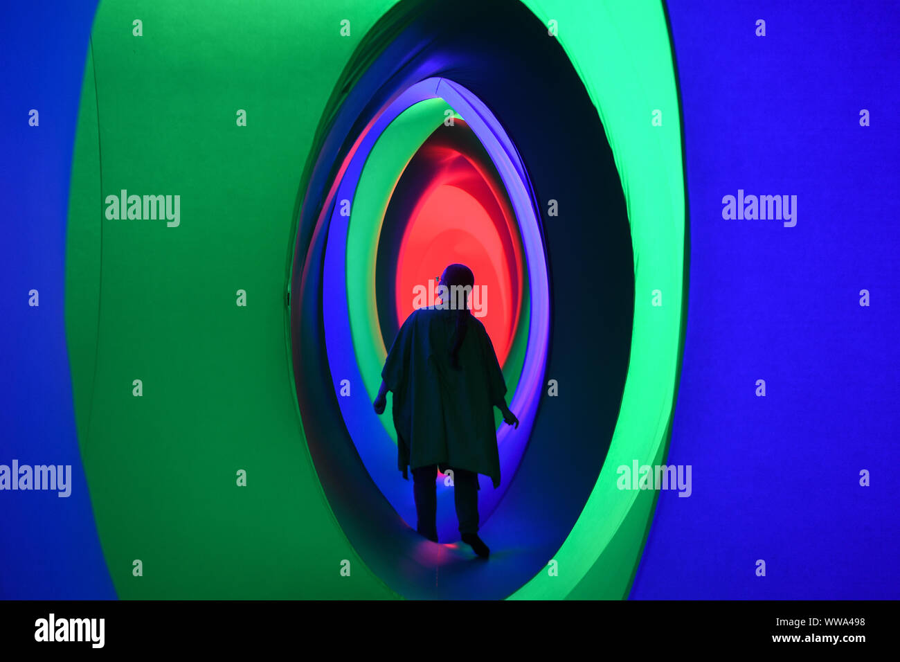 Un visiteur promenades à travers Colorscape durant la Colorscape Music Festival, qui se déroule du 14 au 22 septembre sur Clapham Common à Londres. Banque D'Images