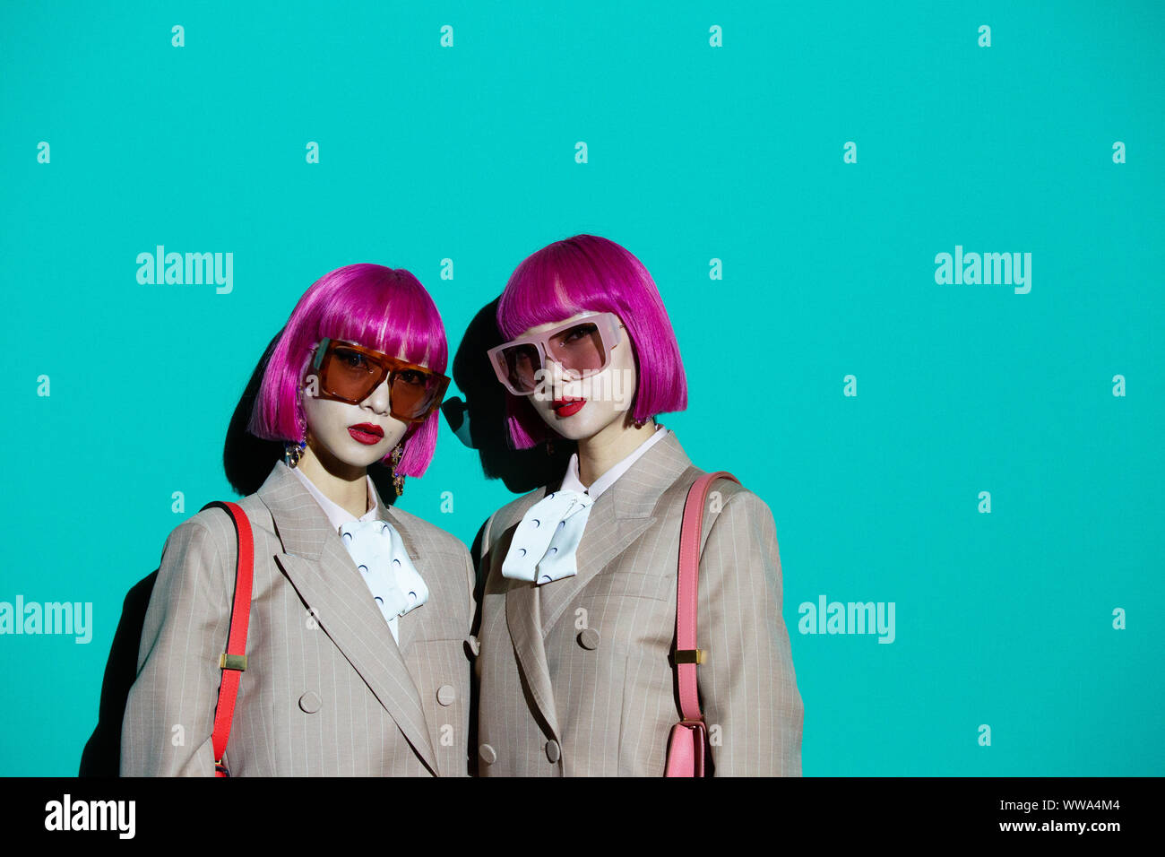 Ami des jumeaux de Tokyo & Aya sur le banc avant pendant les ports 1961 Printemps/Été 2020 London Fashion Week show à la Tate Modern de Londres. Banque D'Images
