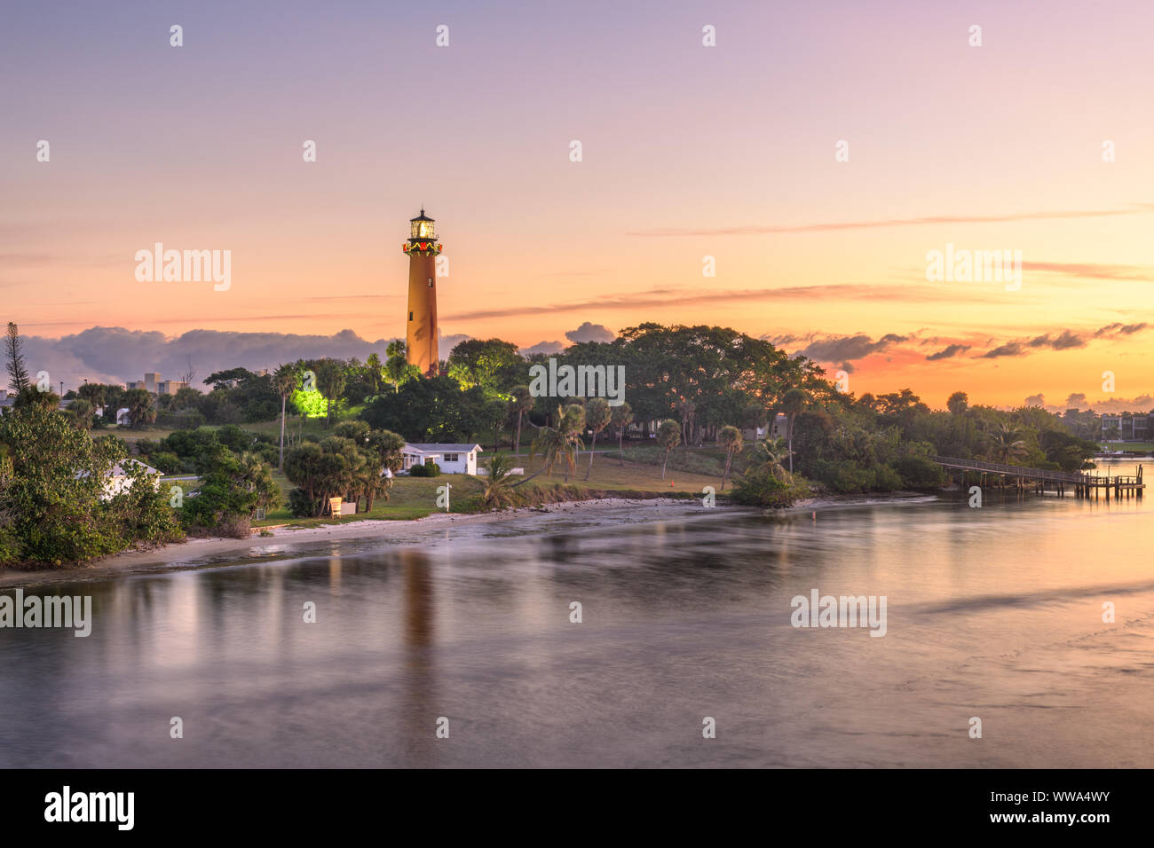 Jupiter, en Floride, USA à Jupiter Inlet Light à l'aube. Banque D'Images
