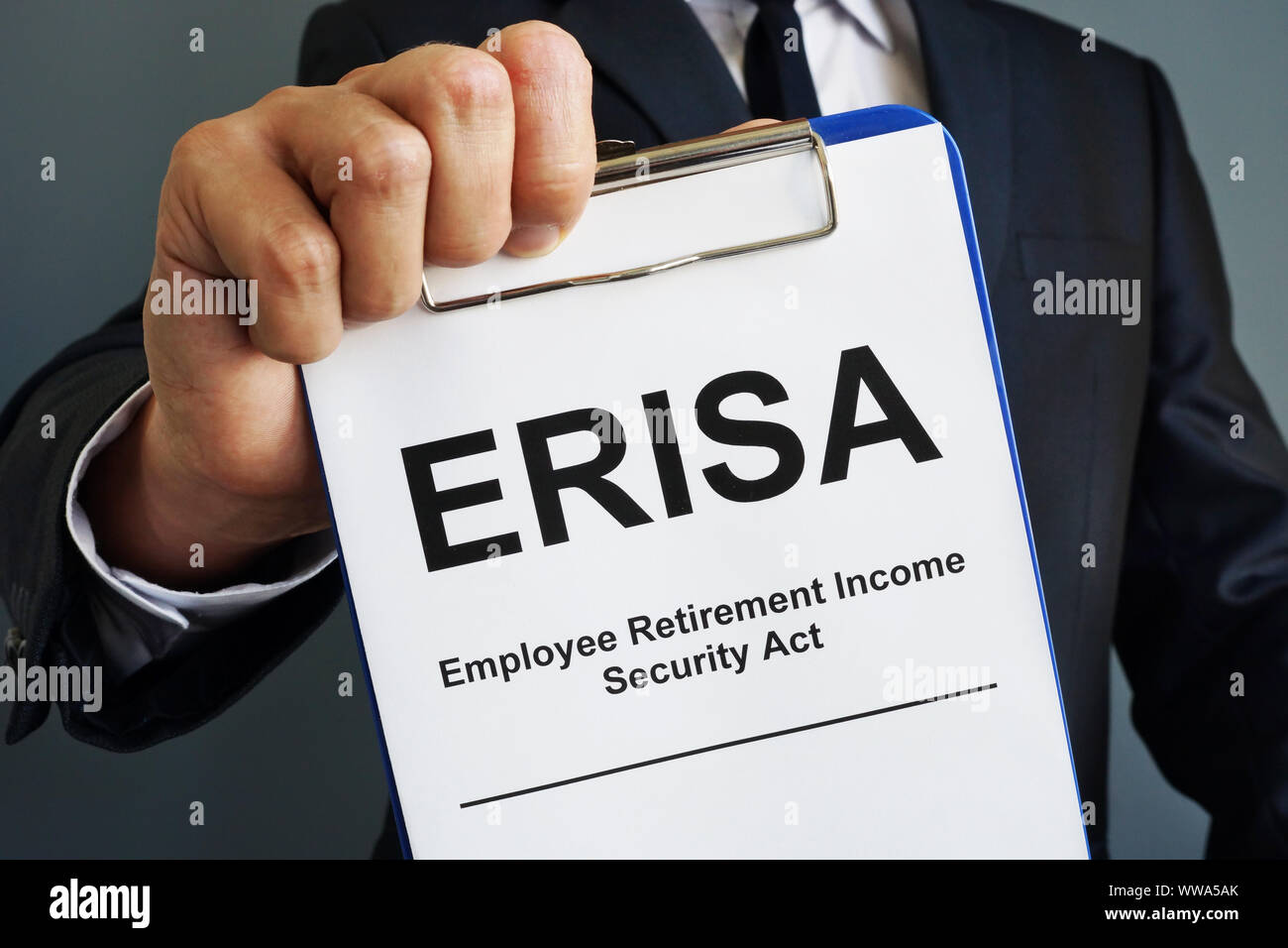 L'homme est titulaire d'Employee Retirement Income Security Act de l'ERISA. Banque D'Images