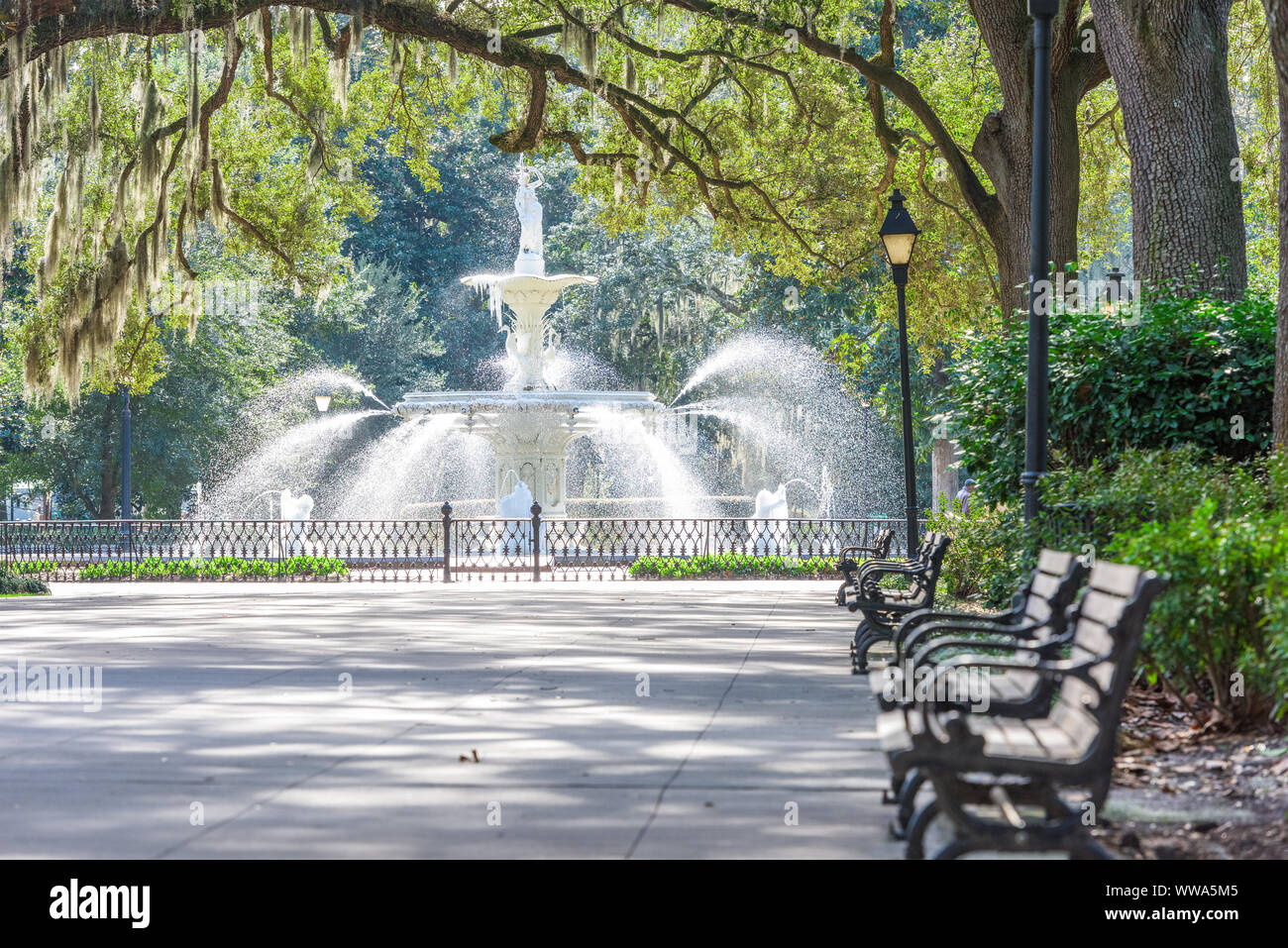 Forsyth Park, Savannah, Georgia, USA fontaine dans l'après-midi. Banque D'Images
