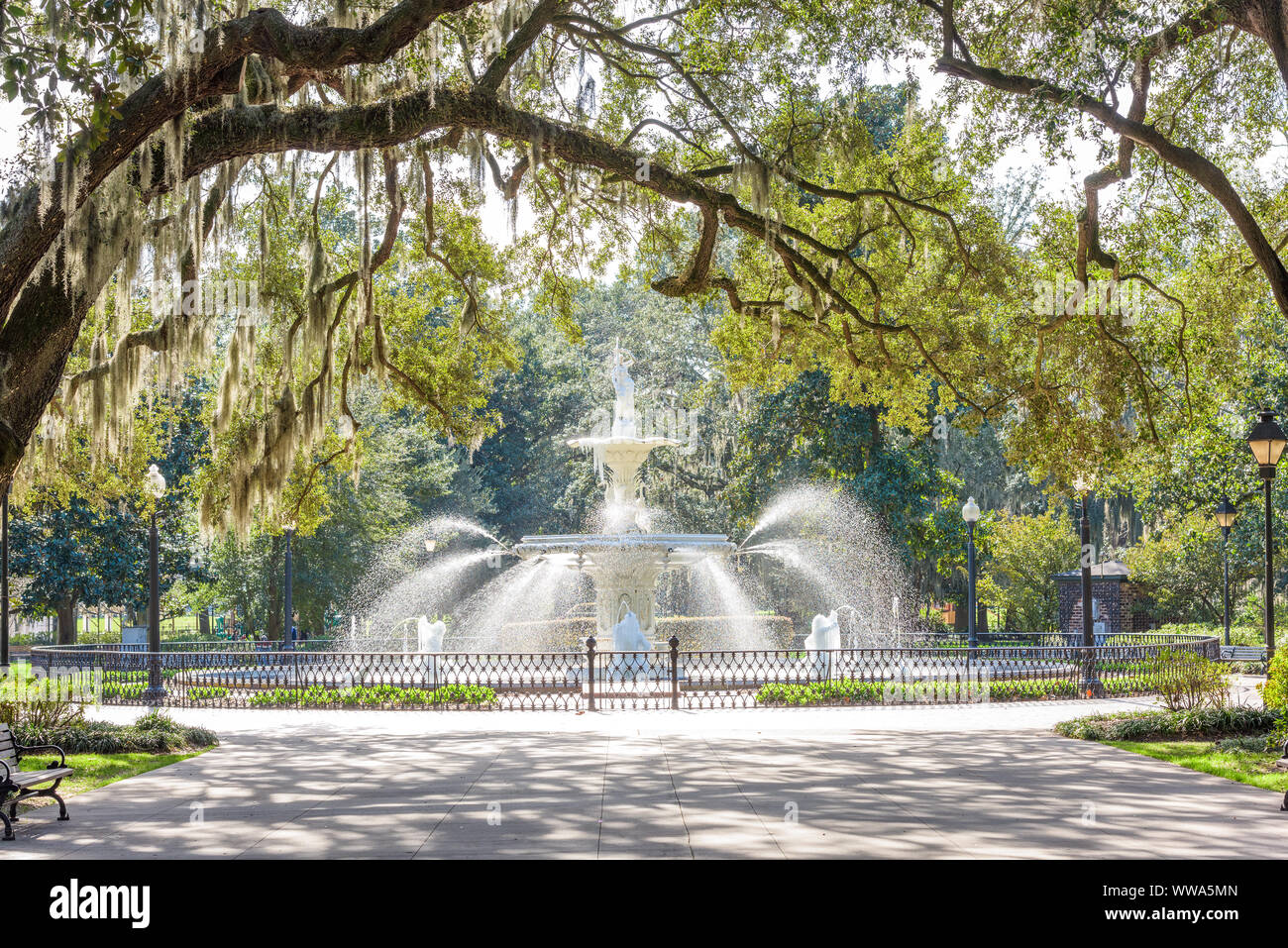 Forsyth Park, Savannah, Georgia, USA fontaine dans l'après-midi. Banque D'Images