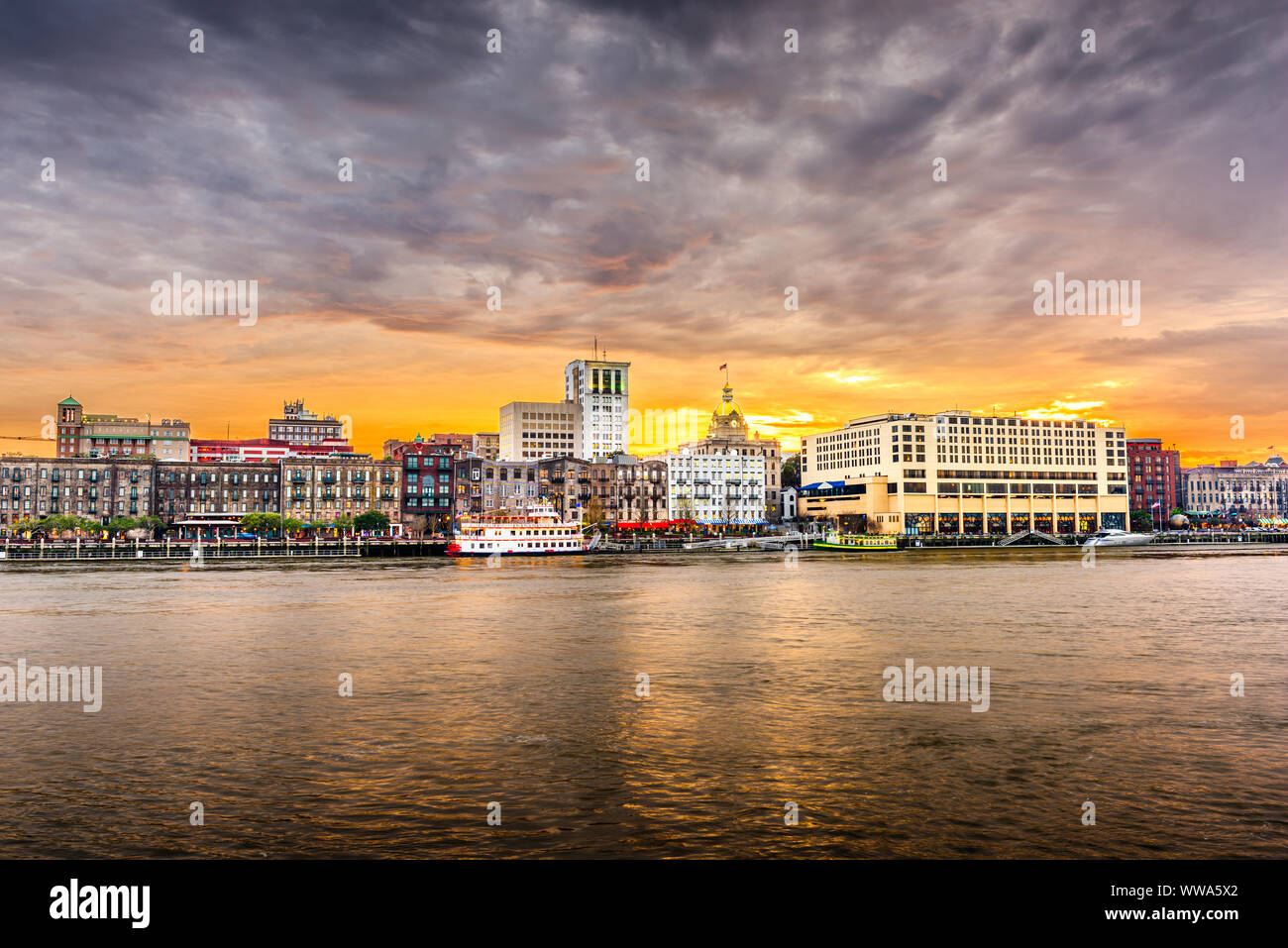 Savannah, Georgia, USA Skyline sur la rivière Savannah au crépuscule. Banque D'Images