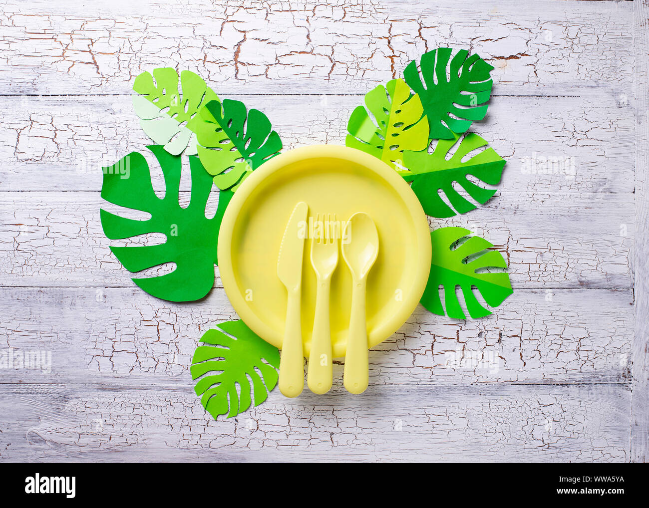 Fête d'été de table avec des plats jaune Banque D'Images