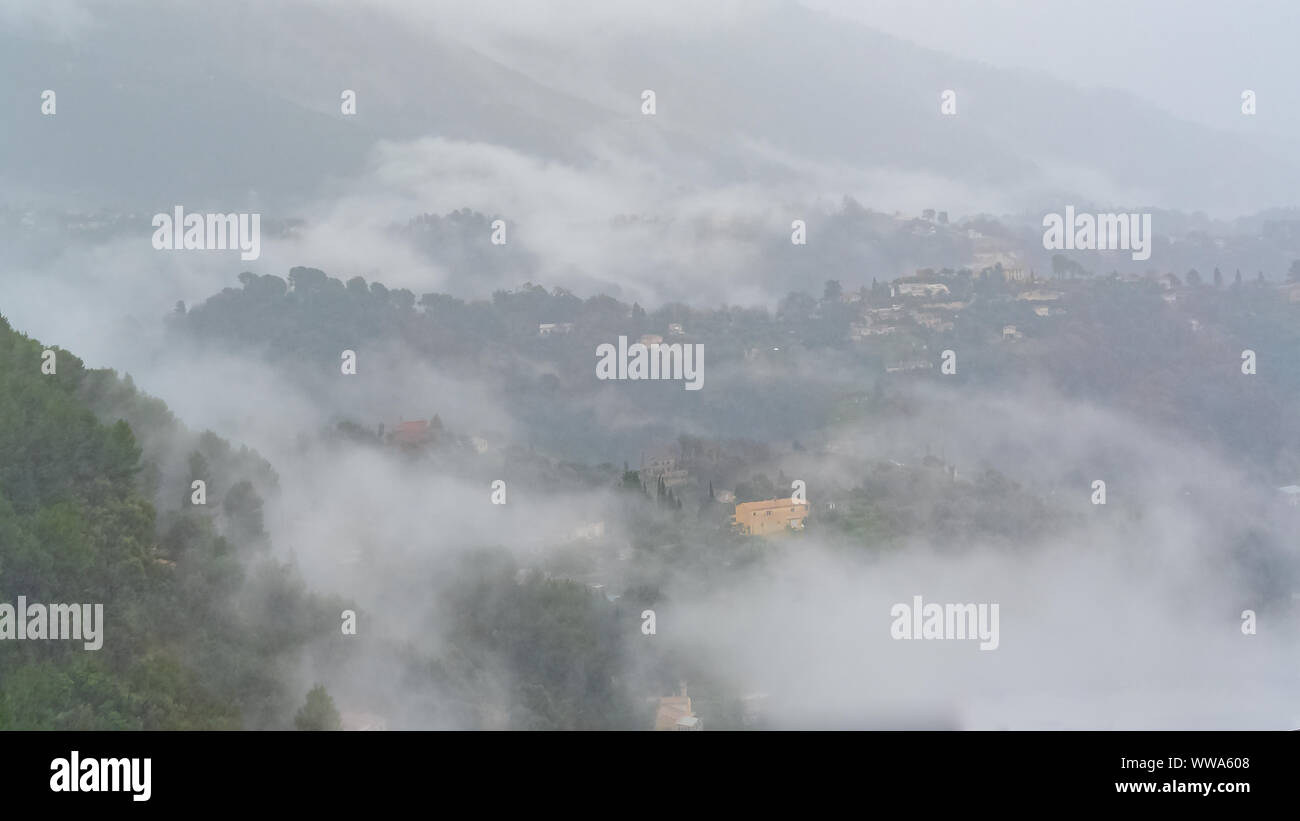 Provence, un village dans le brouillard, beau paysage Banque D'Images